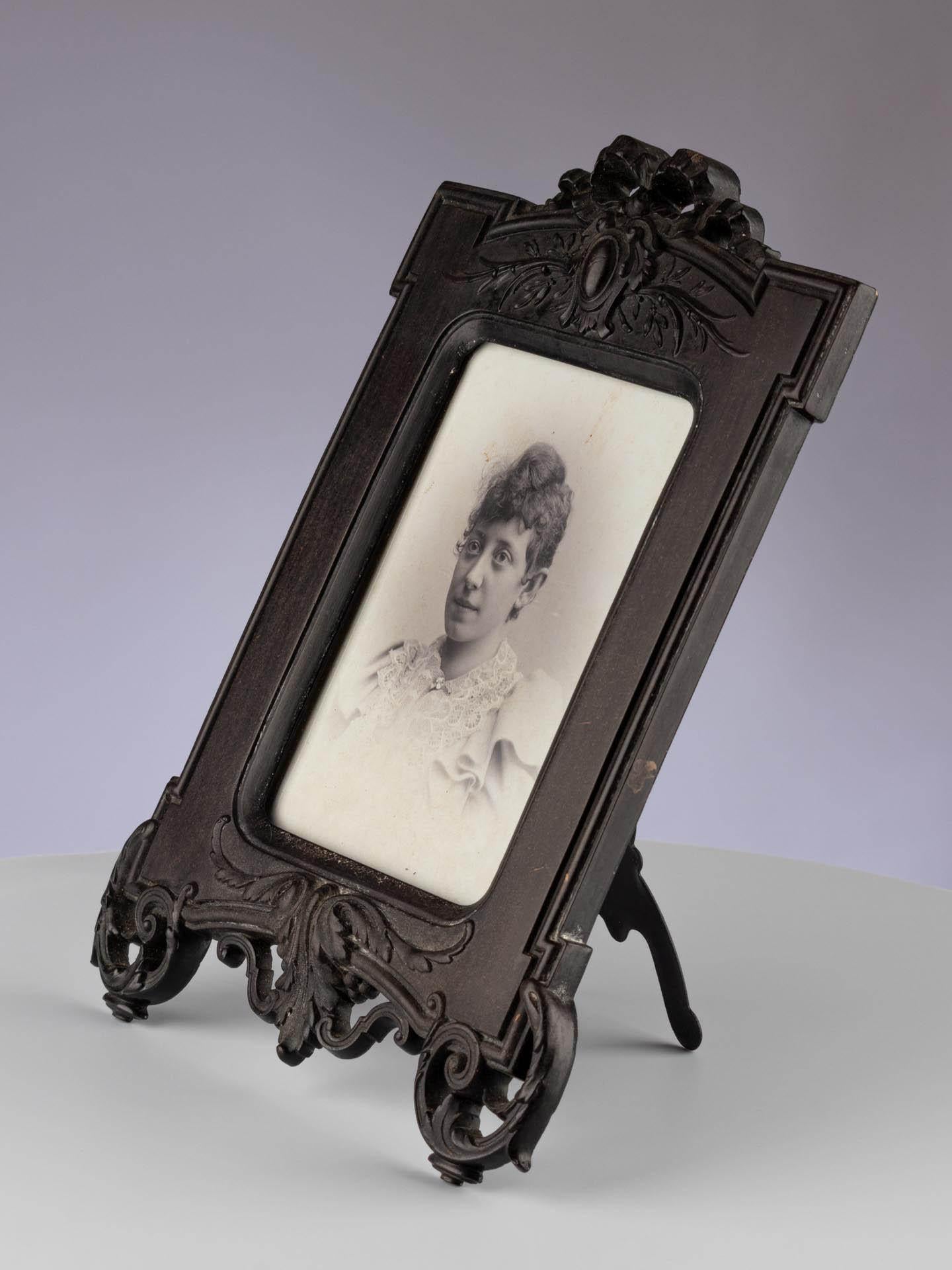 Beautiful victorian picture frame from France circa 1880.
Made of the particular material Gutta-Percha.

