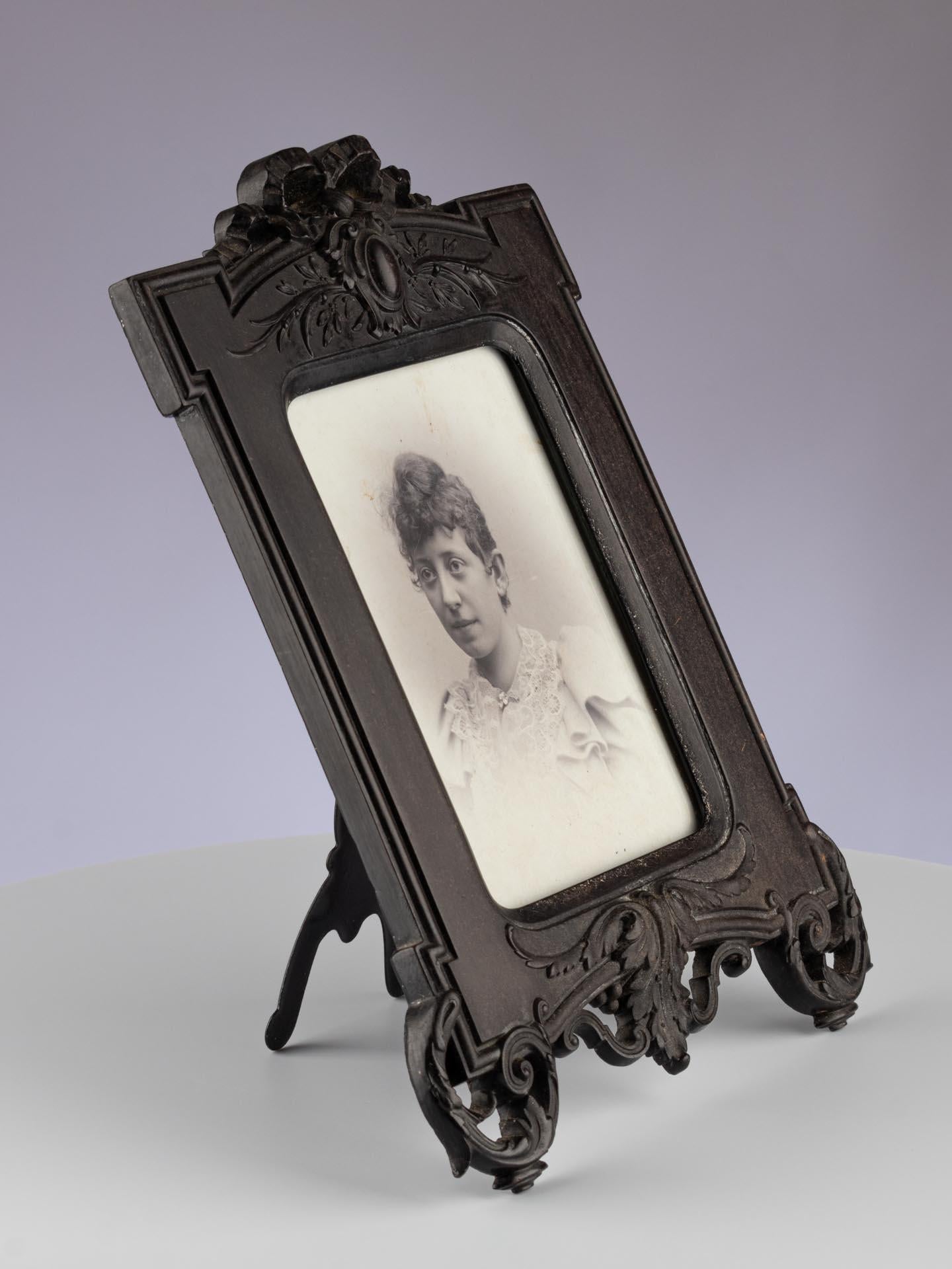 French Antique Gutta-Percha Picture Frame, France, 1880s, 10 x 13 cm For Sale