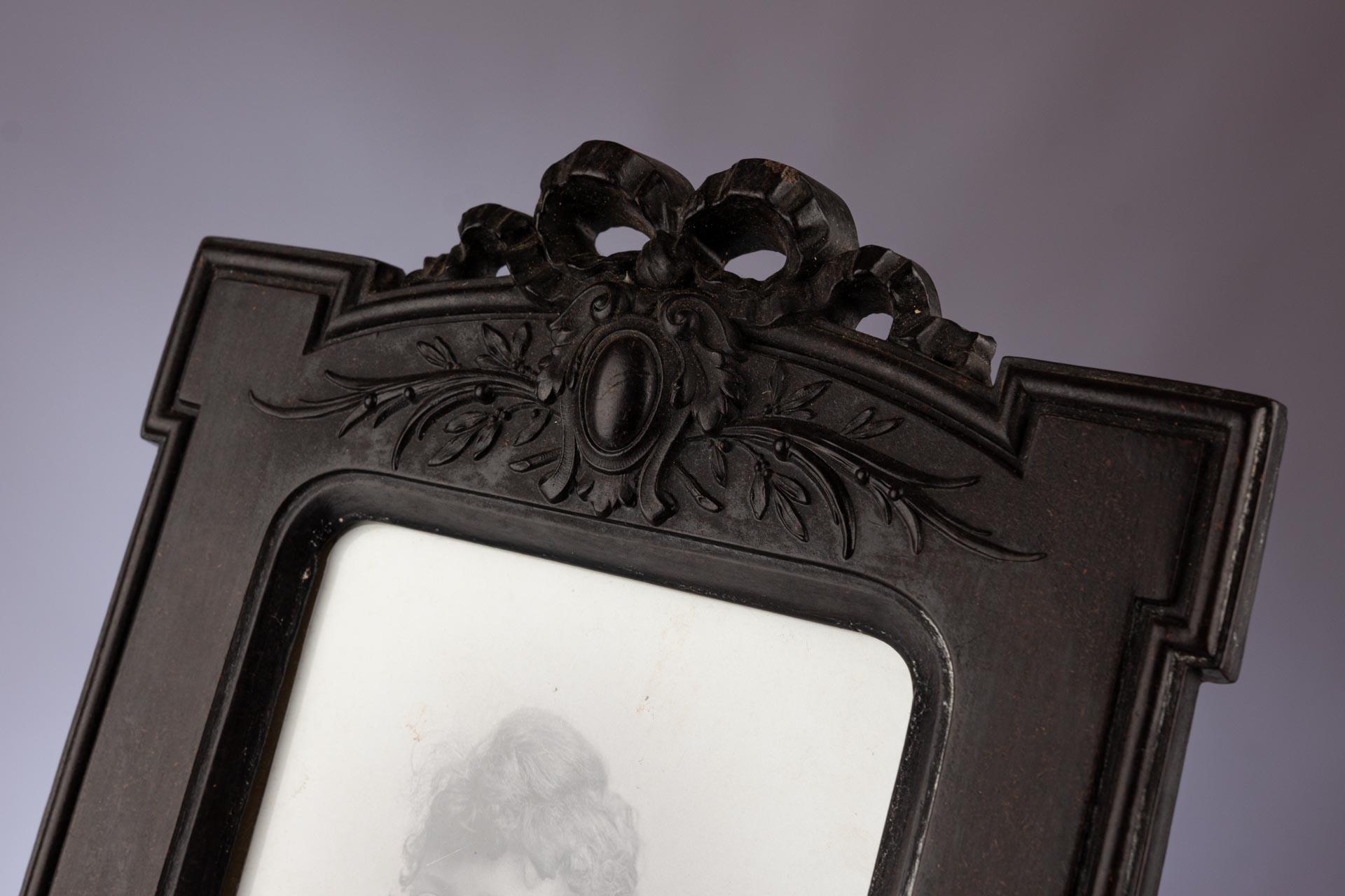 Antique Gutta-Percha Picture Frame, France, 1880s, 10 x 13 cm In Good Condition For Sale In Greven, DE