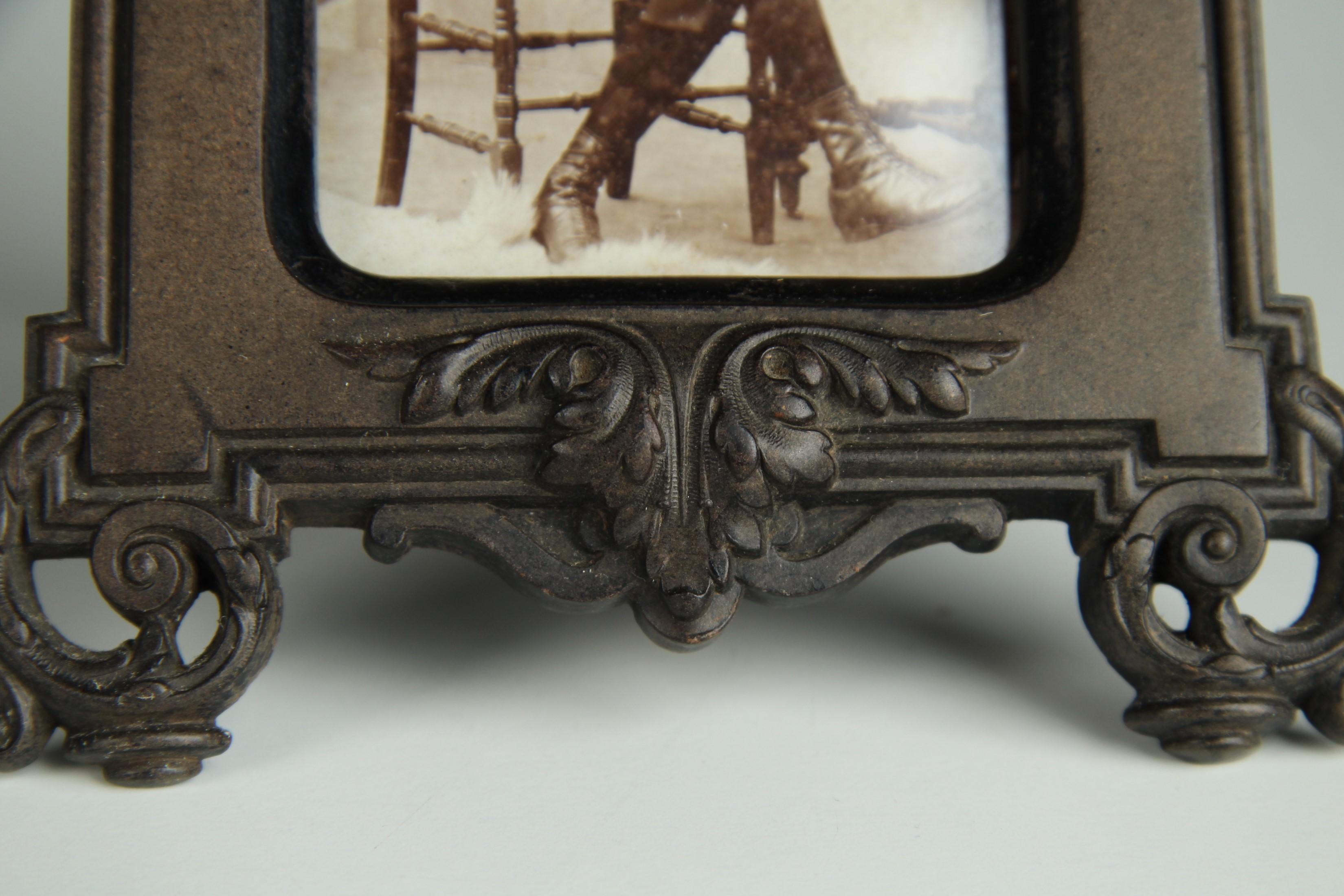XIX secolo Cornice antica in guttaperca, Francia, 1880, 9 x 6 cm in vendita