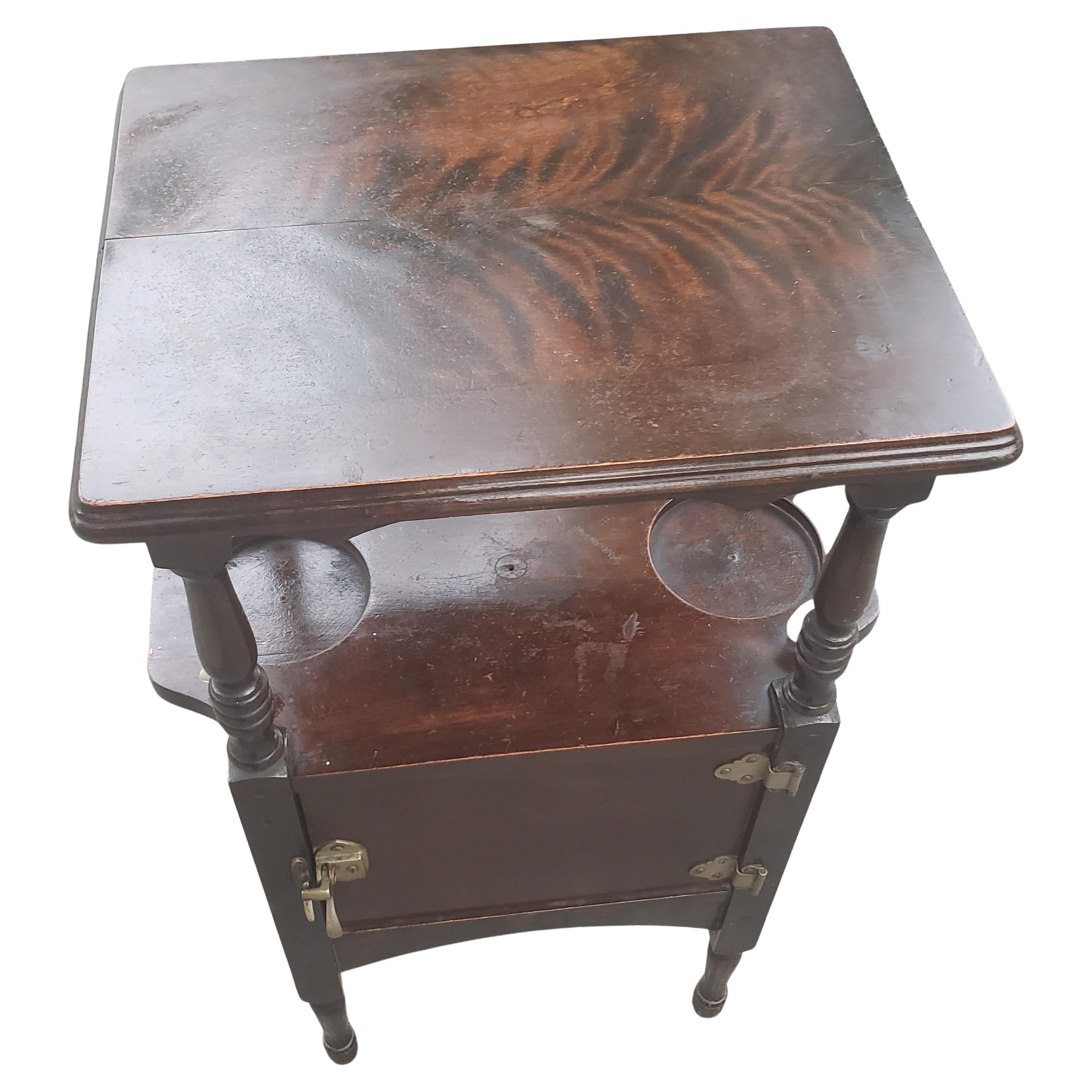 Fait main Antique support de table à fumer en acajou flamboyant de H. T. Cushman, vers les années 1890 en vente
