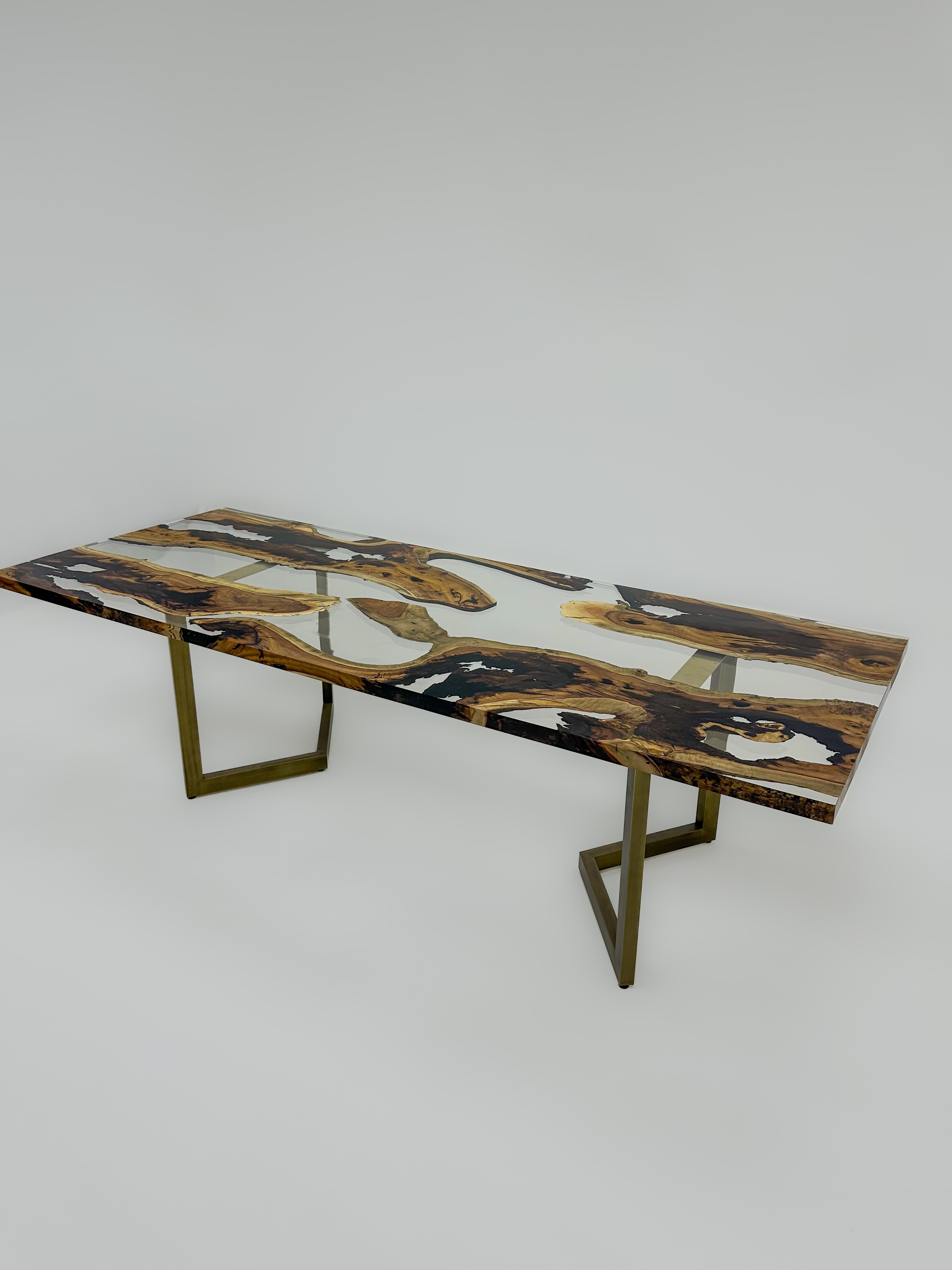 Arts and Crafts Table de salle à manger antique en bois de micocoulier en résine époxy transparente en vente