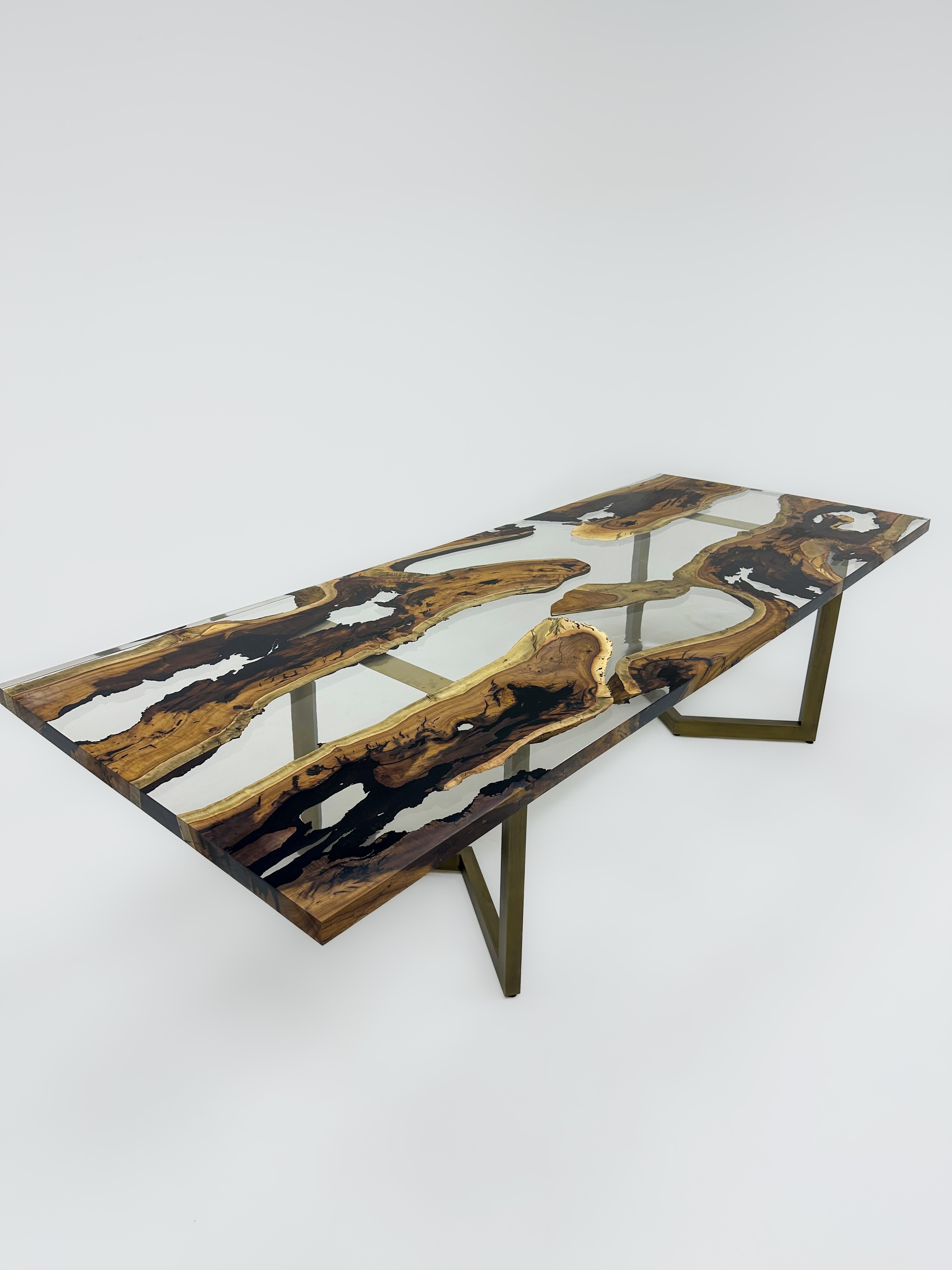 Brossé Table de salle à manger antique en bois de micocoulier en résine époxy transparente en vente