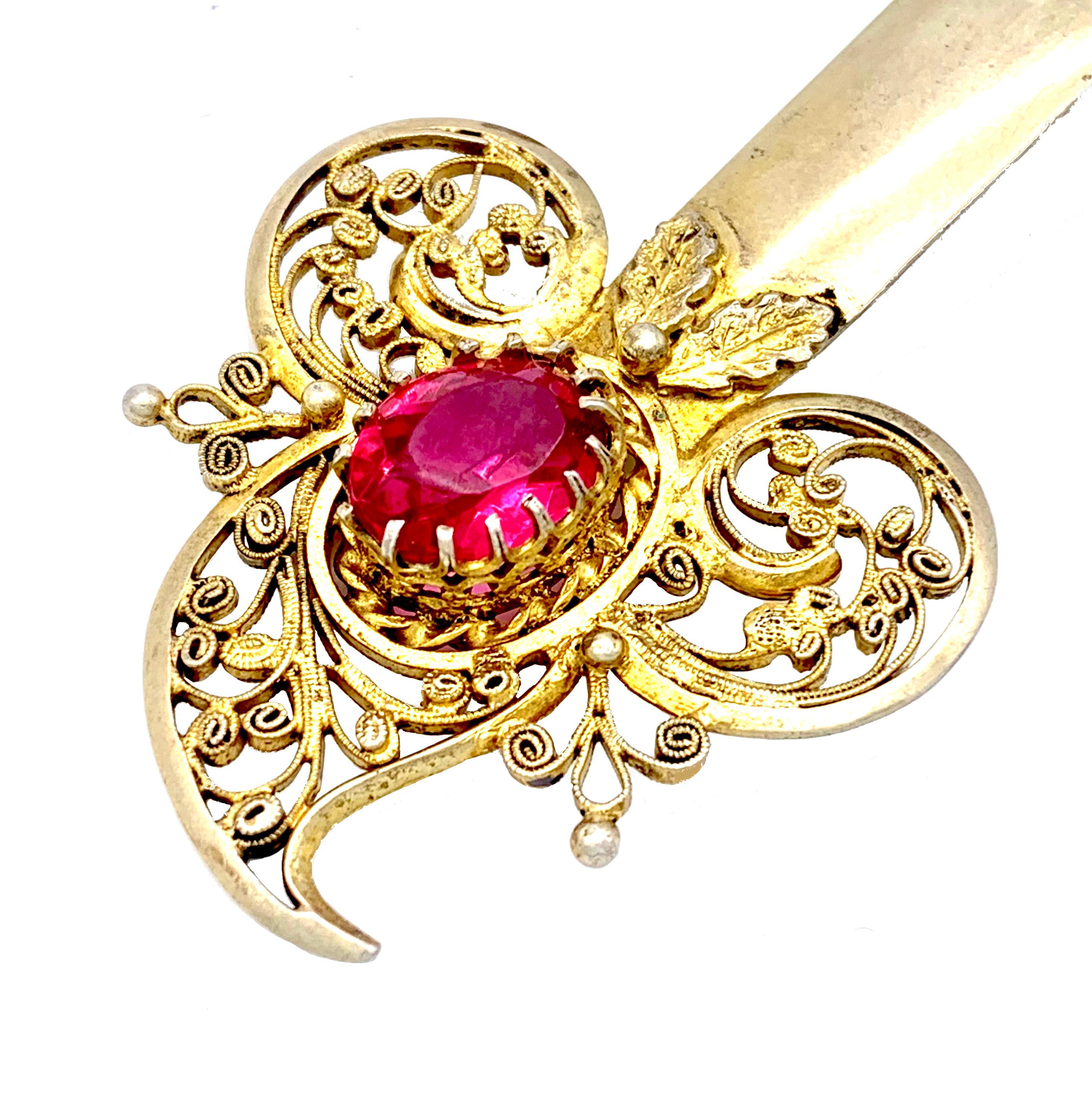 Antiker Haarnadelkopf Ornament vergoldetes Silber Rotes Glas Herz Eiche Blätter  (Empire) im Angebot