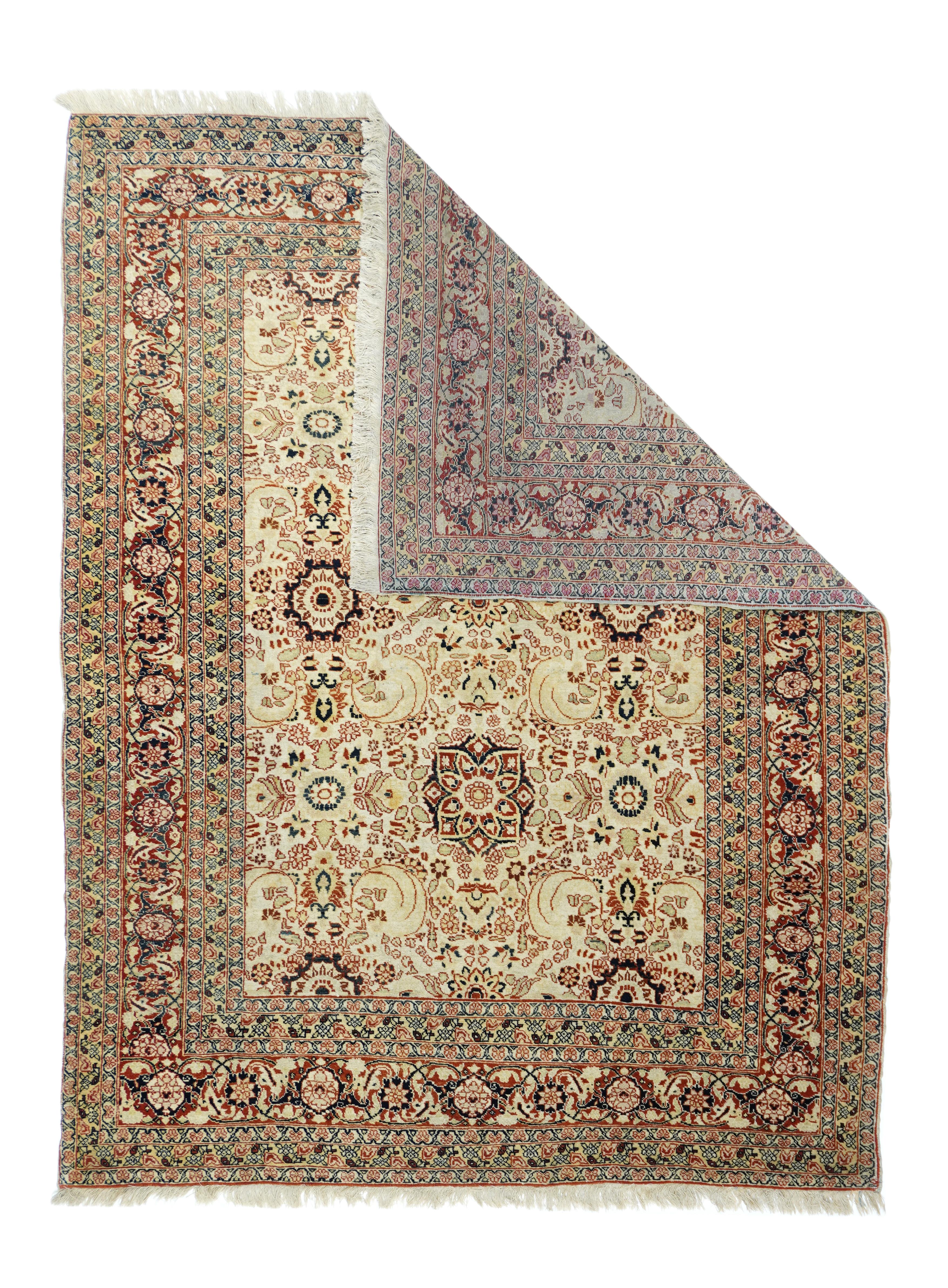 Tapis ancien Haji Jalili 4'3'' x 5'3''. Le champ de paille sablonneuse bien couvert présente une section d'un motif infini d'octogrammes, de rosettes déchiquetées, de triples feuilles frisées schématiques et d'un remplissage détaillé d'éléments