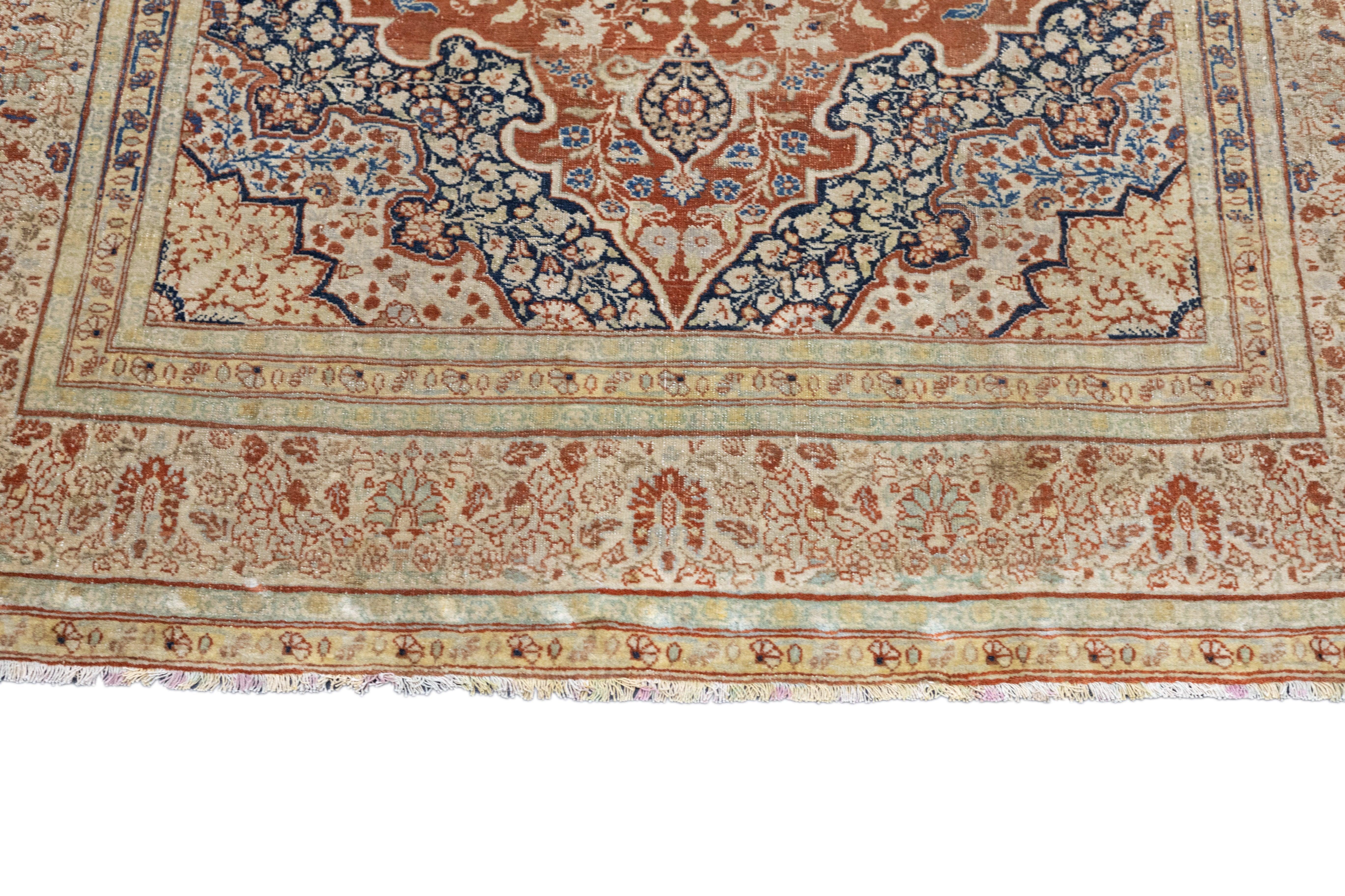 Antiker Haji Jalili Täbris-Teppich 3'9'' x 5'8'' (Handgeknüpft) im Angebot