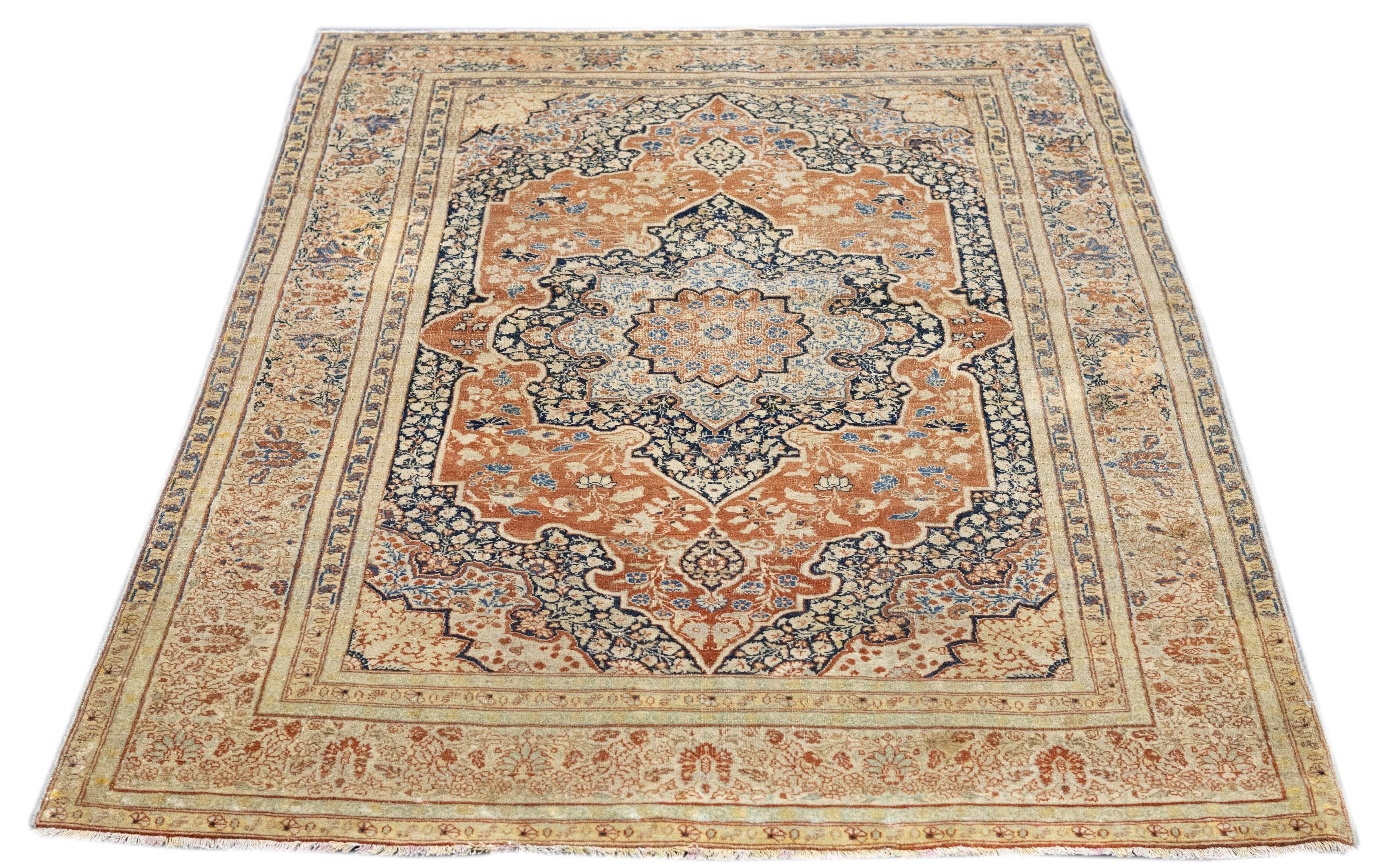 Antiker Haji Jalili Täbris-Teppich 3'9'' x 5'8'' (19. Jahrhundert) im Angebot