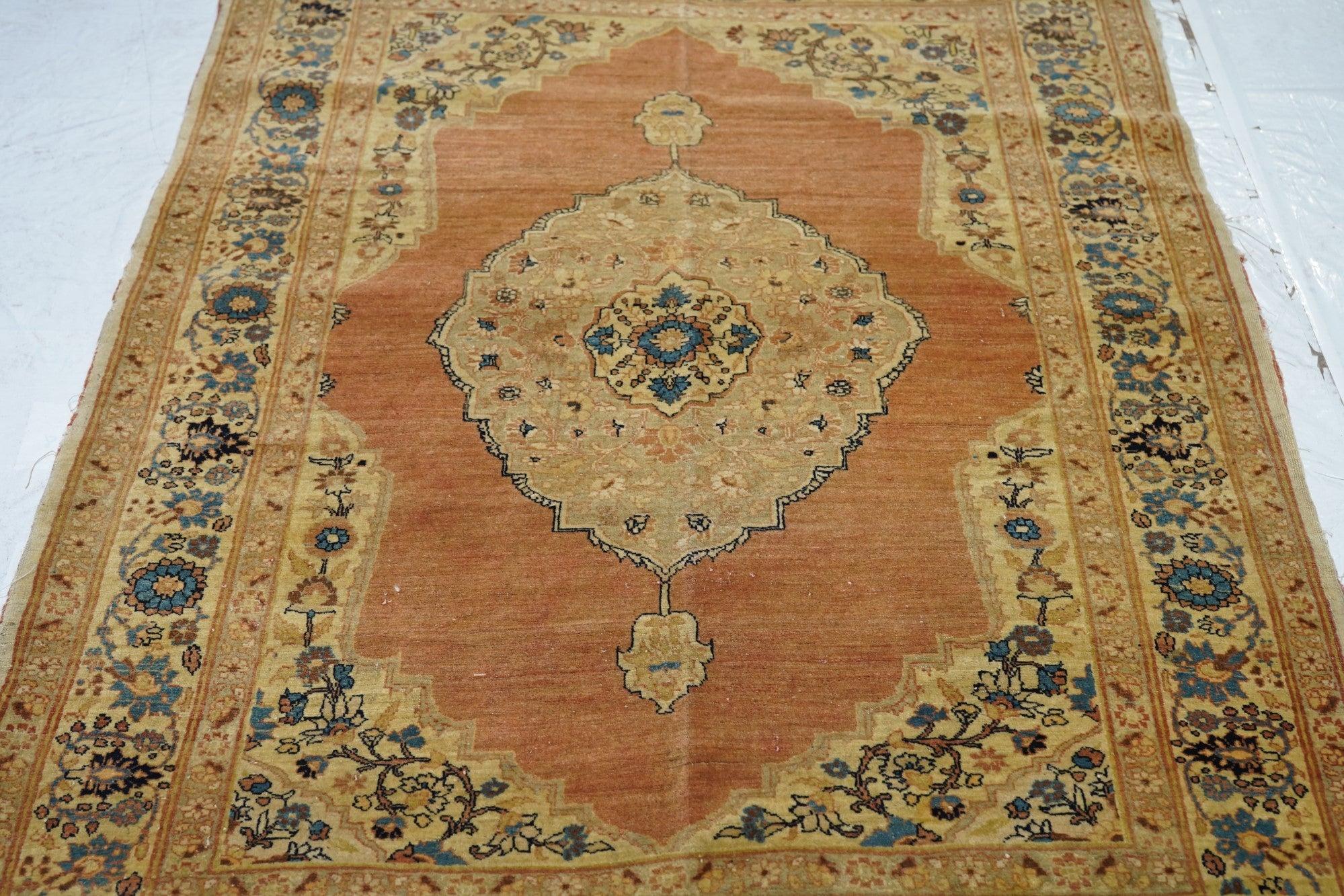 Antiker Haji Jalili Täbris-Teppich 4'1'' x 5'9'' (Persisch) im Angebot