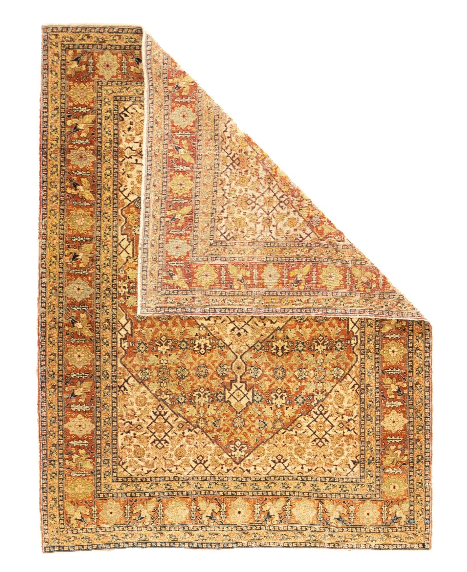Antiker Haji Jalili Tabriz Teppich 4'2'' x 5'6''. Sandstroh und Rot, mit identisch skalierten Herati-Mustern, bestimmen die Palette dieser fein gewebten nordwestpersischen Stadtstreuung. Ecru verlängerte Ecken und Rautenmedaillon, und rotes