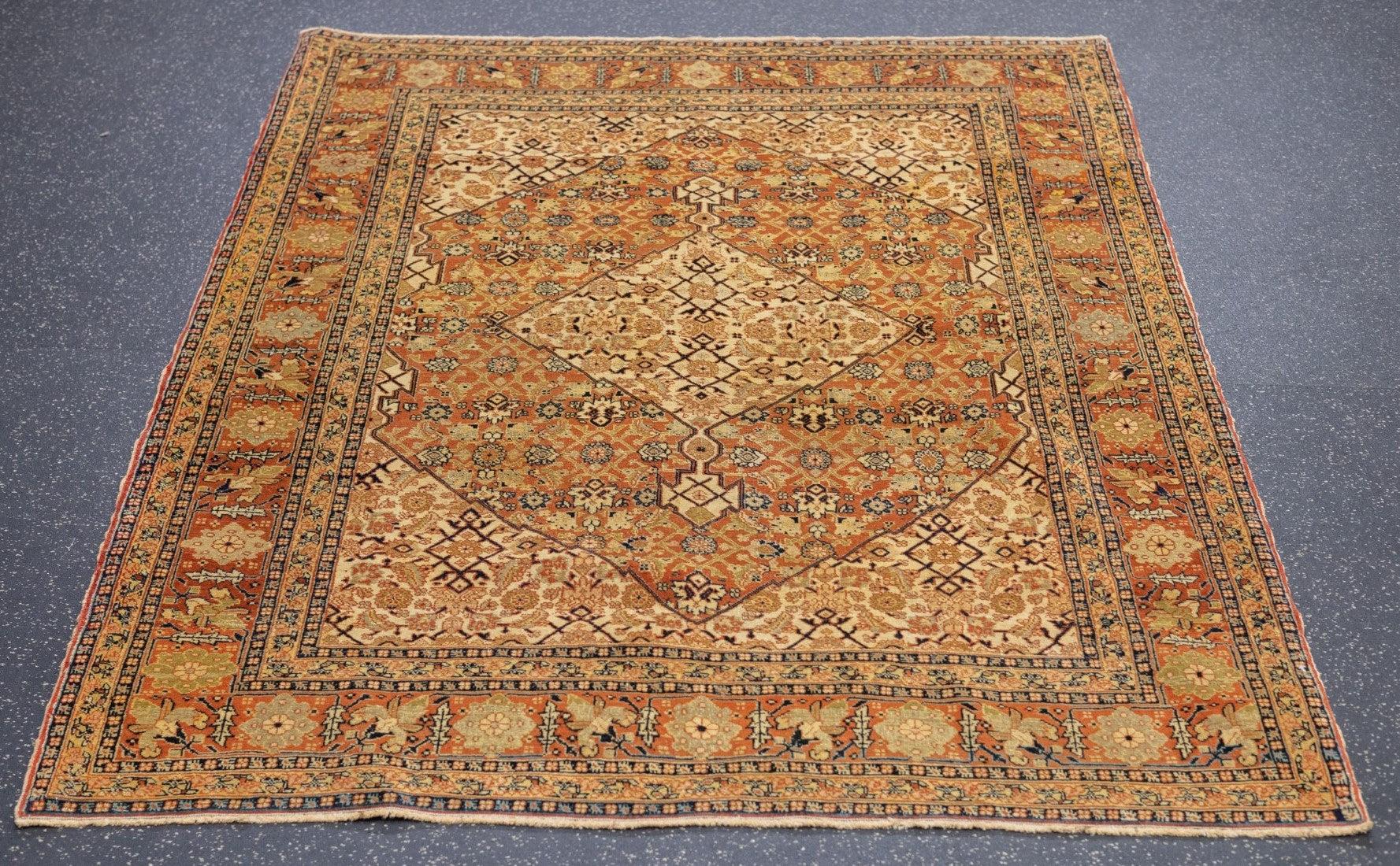 Antiker Haji Jalili Täbris-Teppich 4'2'' x 5'6'' im Zustand „Gut“ im Angebot in New York, NY