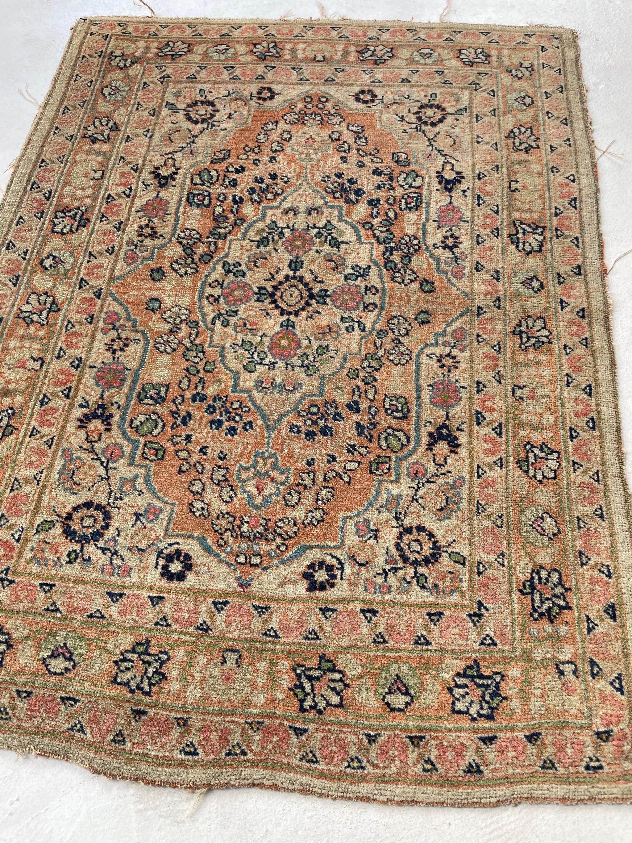 Tapis ancien Haji Jalili Tabriz Cantaloup & Taupe Mat

A propos :  Très belle pièce au design emblématique provenant de l'atelier de l'un des plus célèbres tisserands de tous les temps, Haji Jalili.

Taille : 2 x 2,5
AGE : A.I.C. C. 1920-30's
Pile :