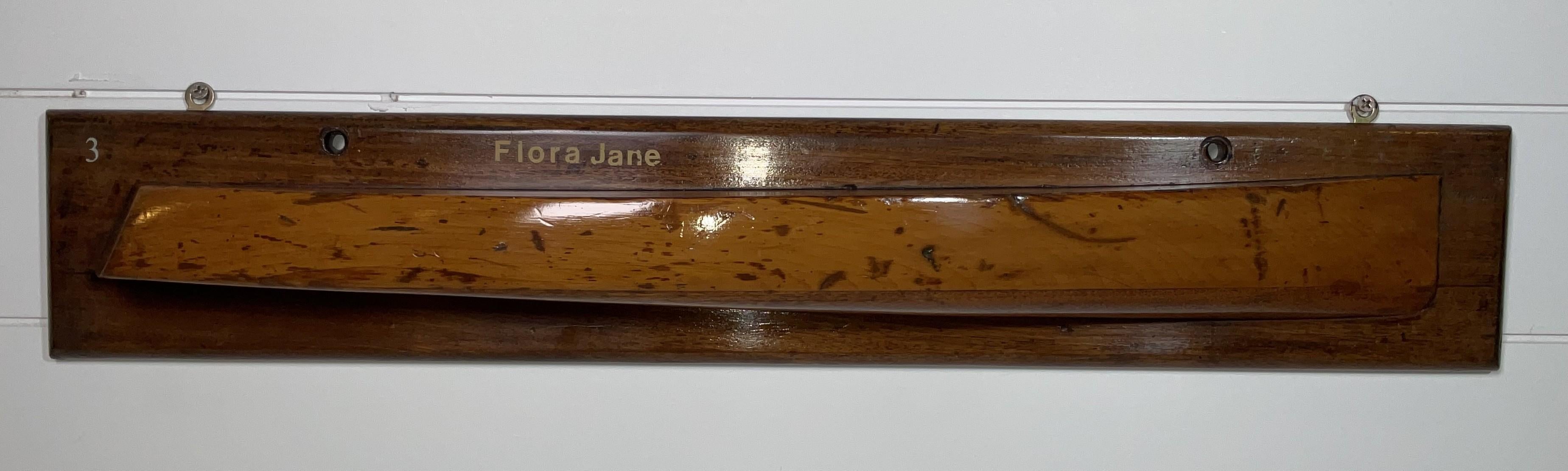 Demi-modèle de 1908 de la vedette Flora Jane. Modèle de demi-coque verni d'une vedette à moteur. Coque en pin et acajou. Dos inversé. Le lettrage n'est pas d'origine.

Poids :    3 lbs.
Dimensions globales :    5