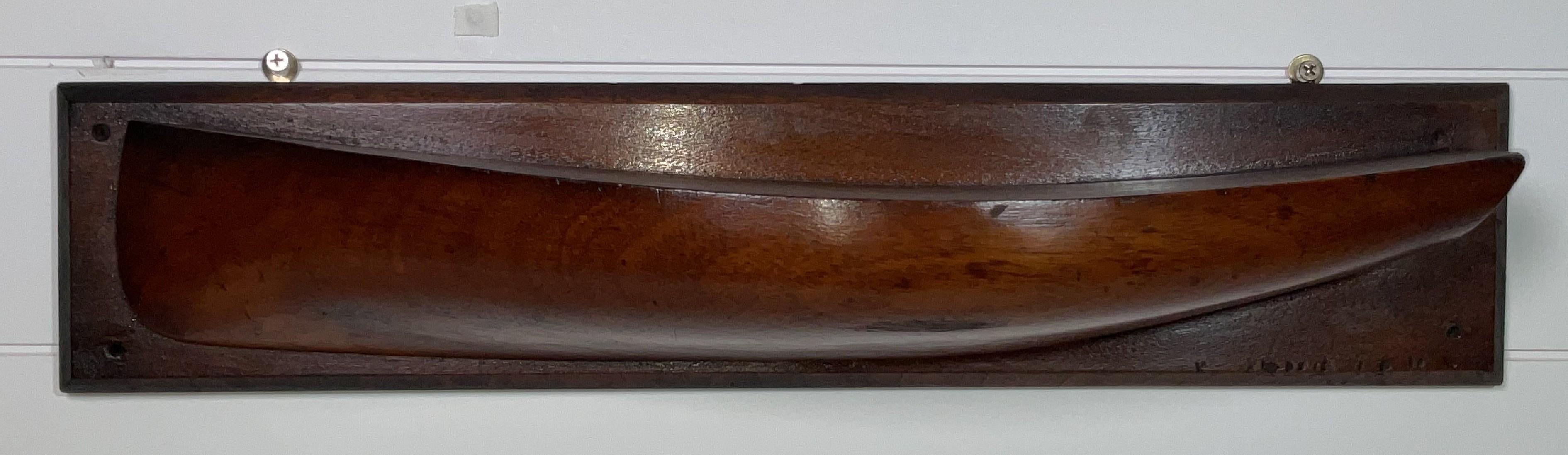 Demi-modèle de catboat Cape Cod. Coque vernie avec une forme de balayage. Monté sur un panneau arrière en bois dur.

Poids :    4 lbs.
Dimensions globales :    5