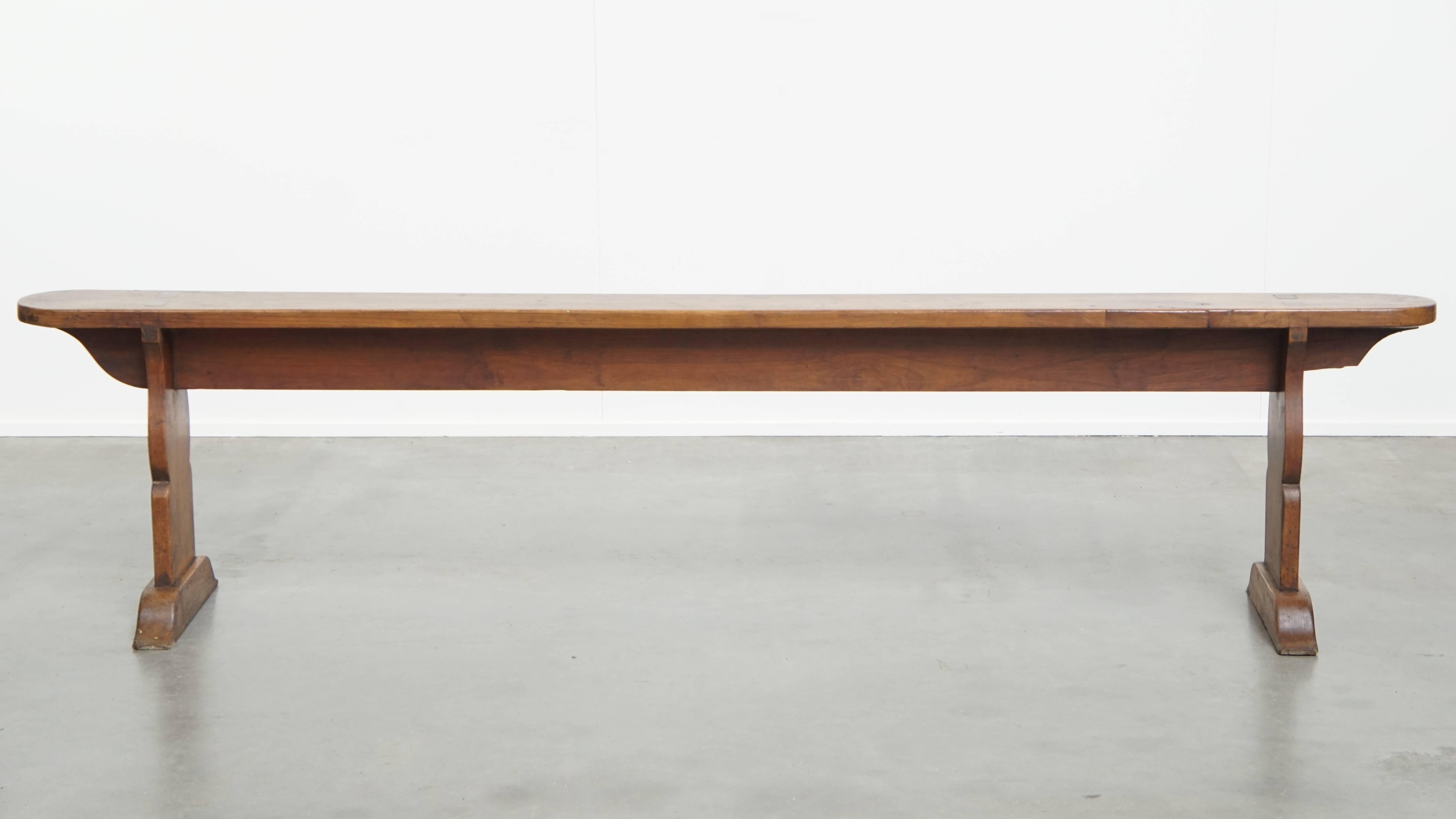 Nous vous proposons cette élégante et intemporelle banquette d'entrée ancienne, également parfaite comme banquette de salle à manger, dotée d'une belle patine. Pour ceux qui apprécient un intérieur charmant et chaleureux, un banc a longtemps été un