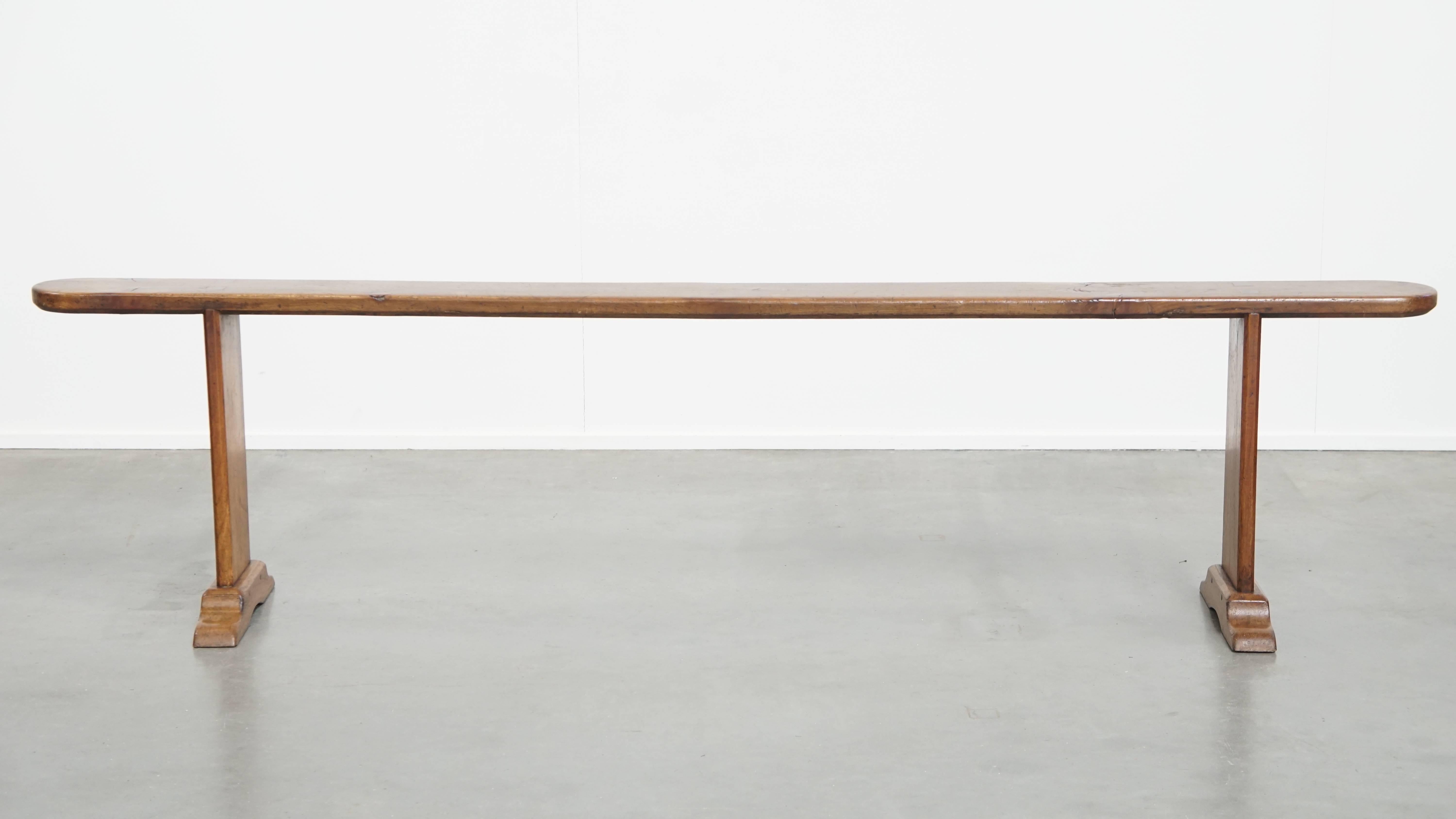 Offered here is this stylish antique hall bench, also ideal as a dining bench, featuring a timeless appearance. For those who appreciate a charming and warm interior, a bench has long been a beautiful and practical addition — and this piece is no