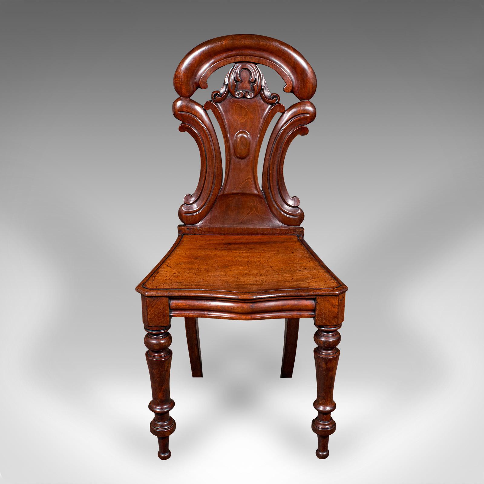 
Dies ist ein antiker Dielenstuhl. Ein schottischer Beistellstuhl aus Nussbaumholz aus der Regency-Zeit, um 1820.

Attraktiver Dielenstuhl mit ausgeprägten Details und schöner Farbe
Zeigt eine wünschenswerte gealterte Patina und in gutem Zustand
Die