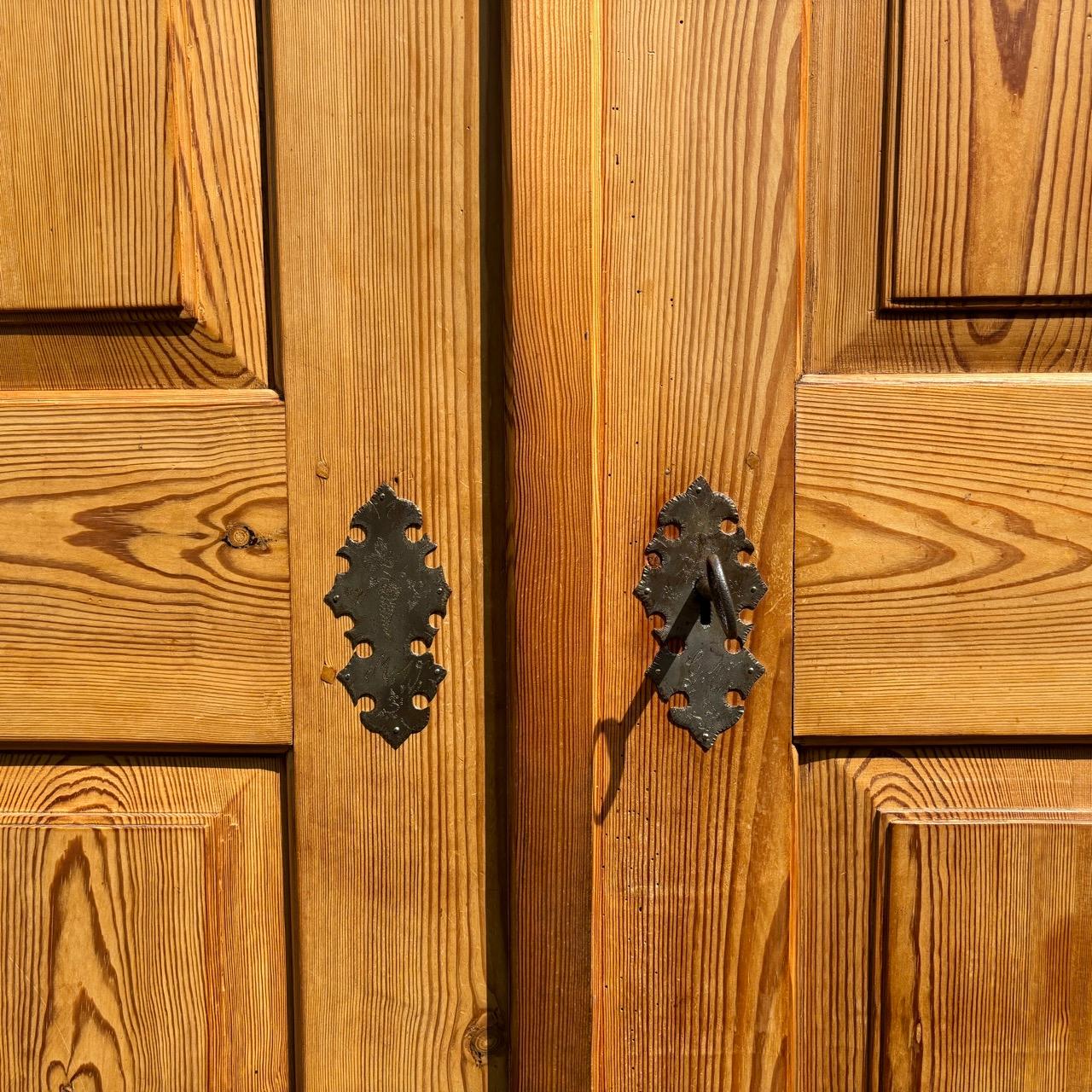 Armadio antico per l'ingresso  Barocco del XVIII secolo  Legno dolce in vendita 5