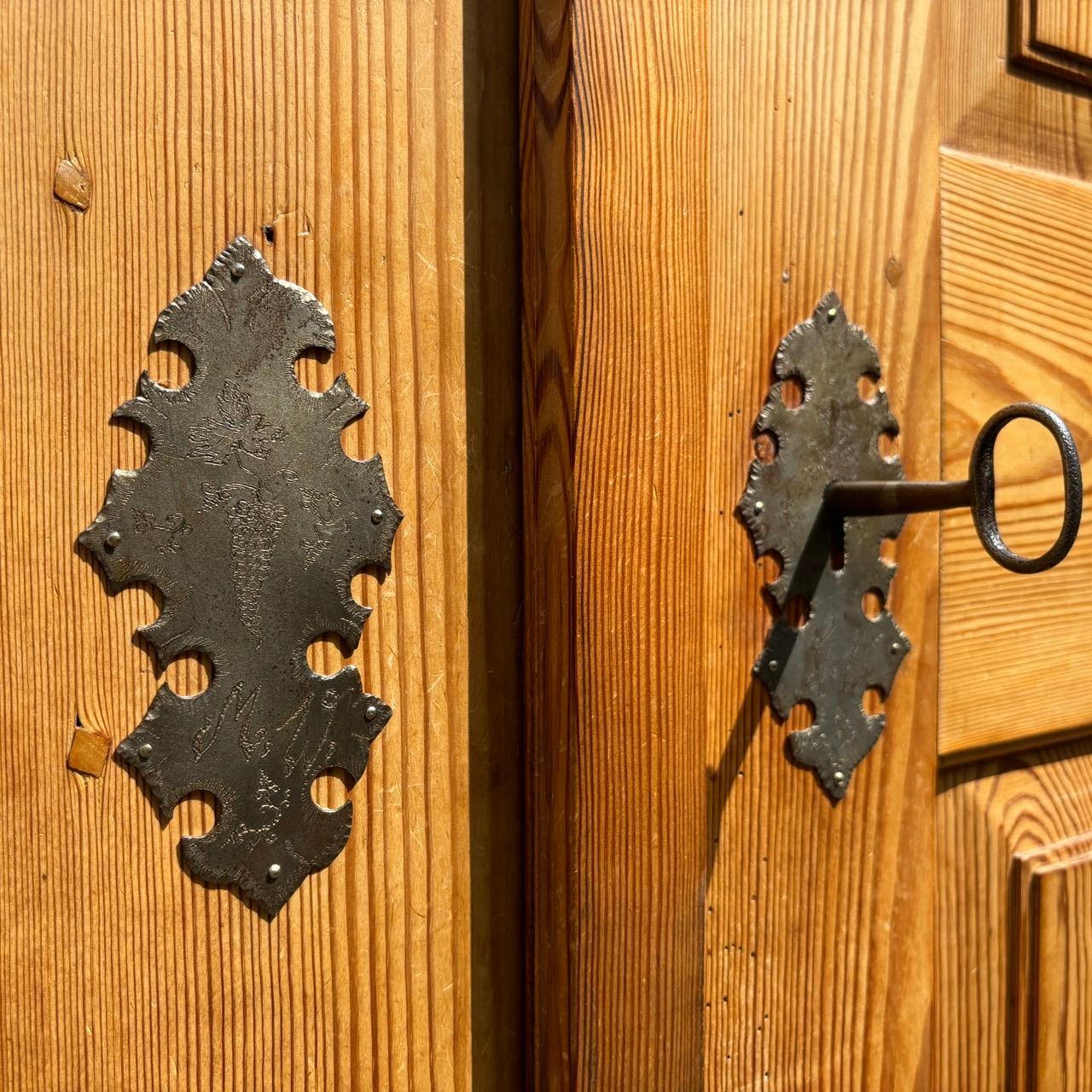 Armadio antico per l'ingresso  Barocco del XVIII secolo  Legno dolce in vendita 6
