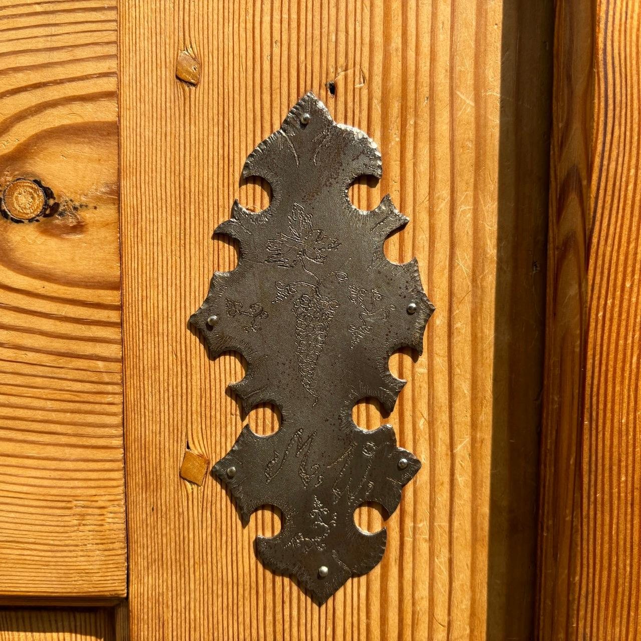 Armadio antico per l'ingresso  Barocco del XVIII secolo  Legno dolce in vendita 8