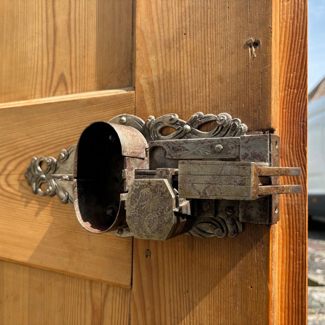 Armadio antico per l'ingresso  Barocco del XVIII secolo  Legno dolce in vendita 10