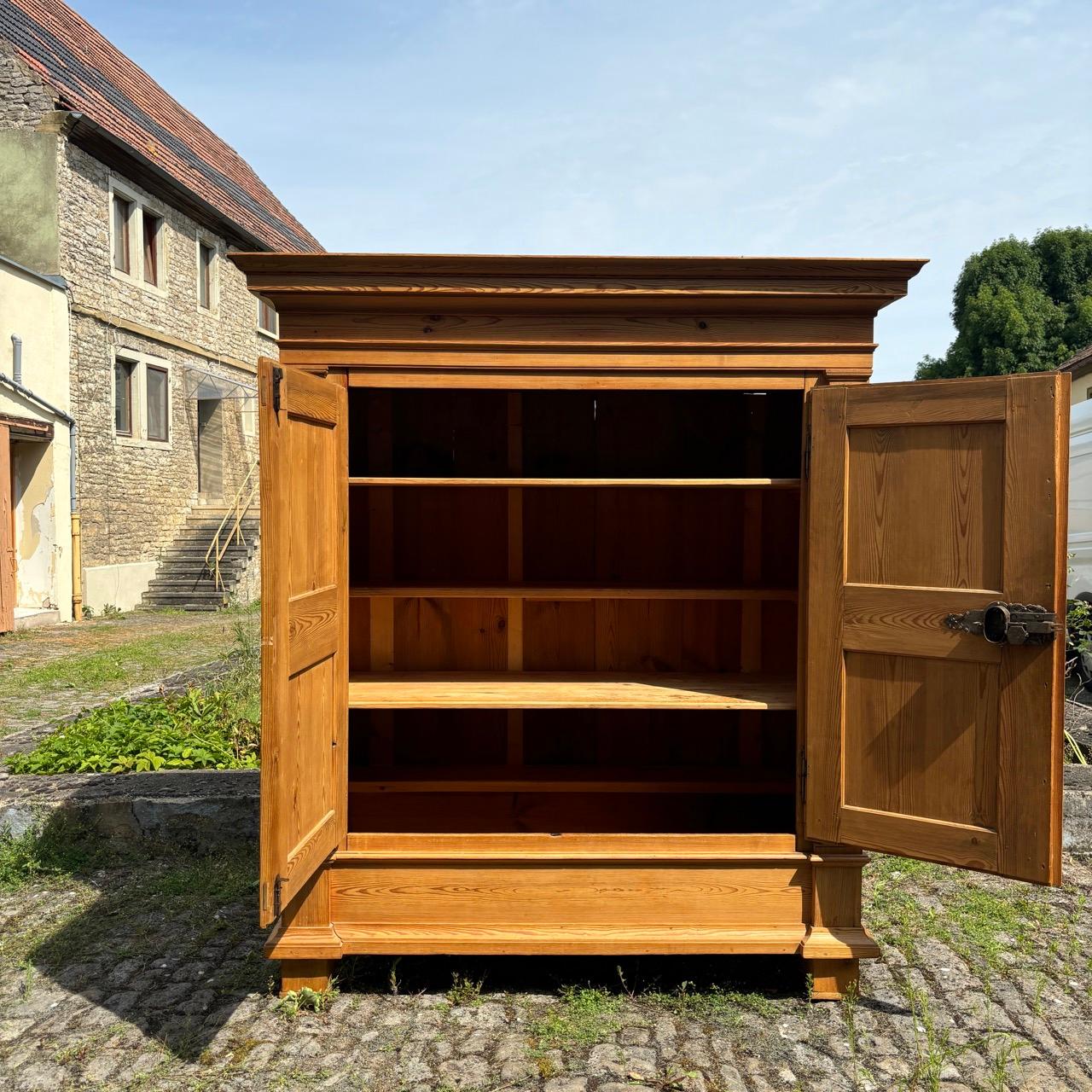 Armadio antico per l'ingresso  Barocco del XVIII secolo  Legno dolce in vendita 11