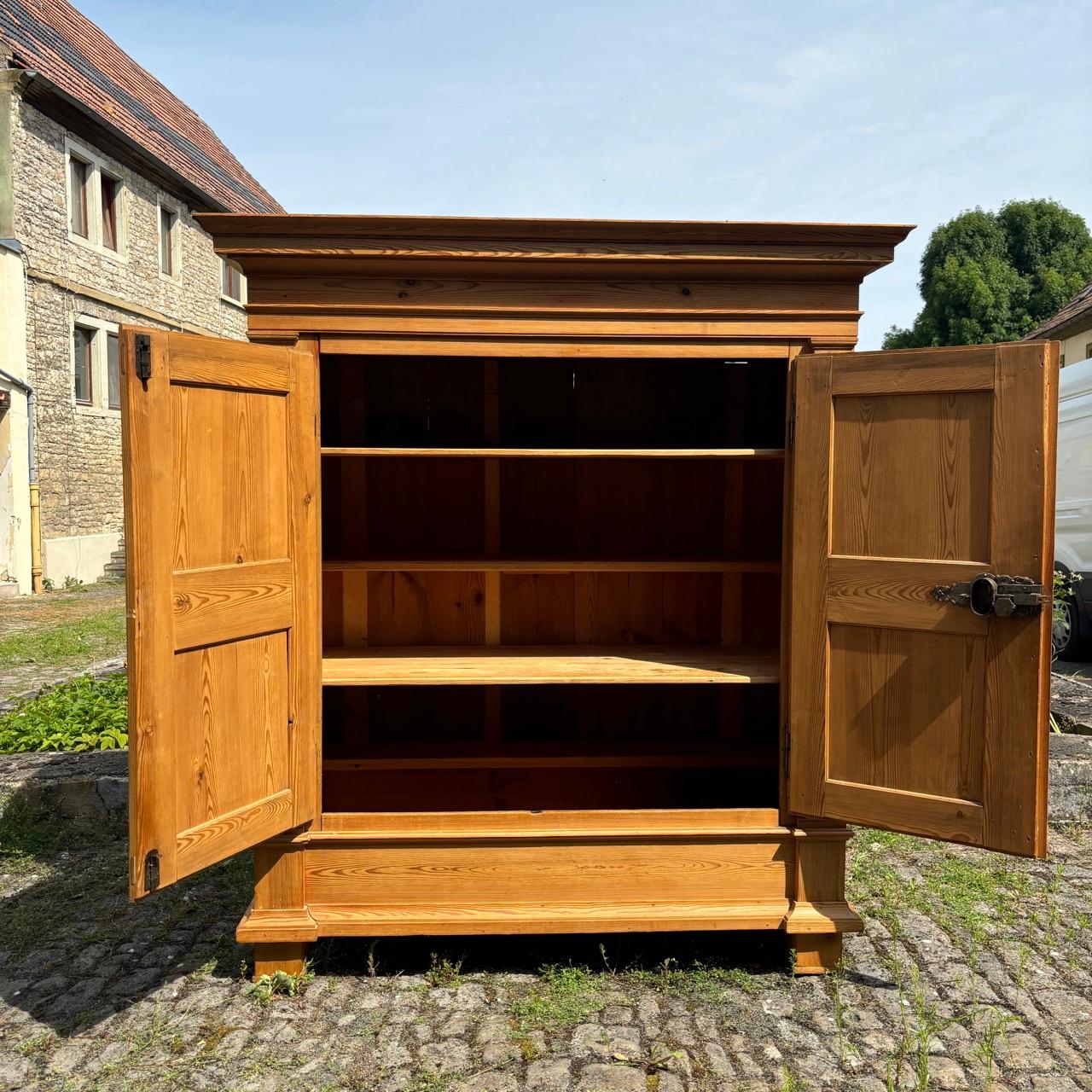 Armadio antico per l'ingresso  Barocco del XVIII secolo  Legno dolce in vendita 12