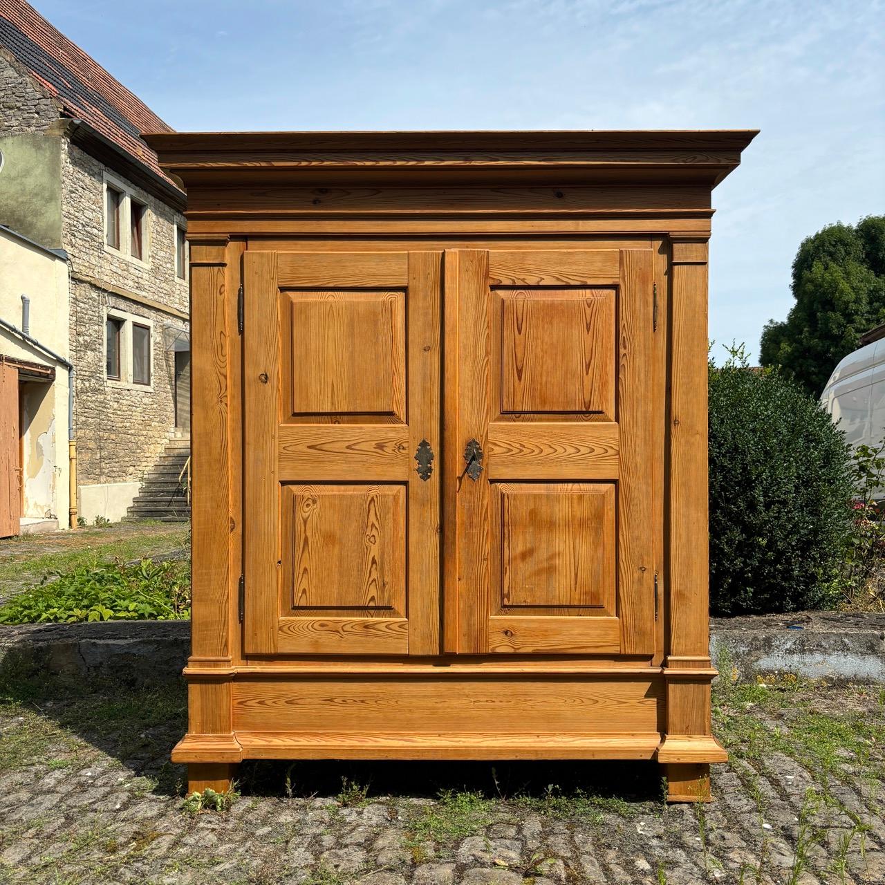 ✓ Presenza impressionante
✓ Struttura molto stabile
✓ Divisione interna personalizzabile a piacere

Dimensioni:  W: 201cm  H. H. 222cm  D: 86 cm (profondità interna 66 cm)

Articolo: Armadio antico I Guardaroba
Articolo n.: 962
Provenienza: Barocco