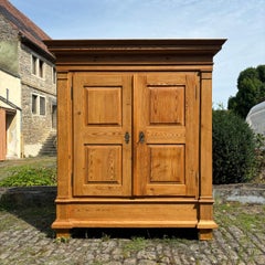 Antiker Flurschrank  Barockes 18. Jahrhundert  Weichholz