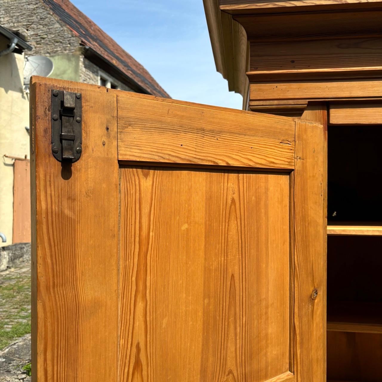 Armadio antico per l'ingresso  Barocco del XVIII secolo  Legno dolce in vendita 15