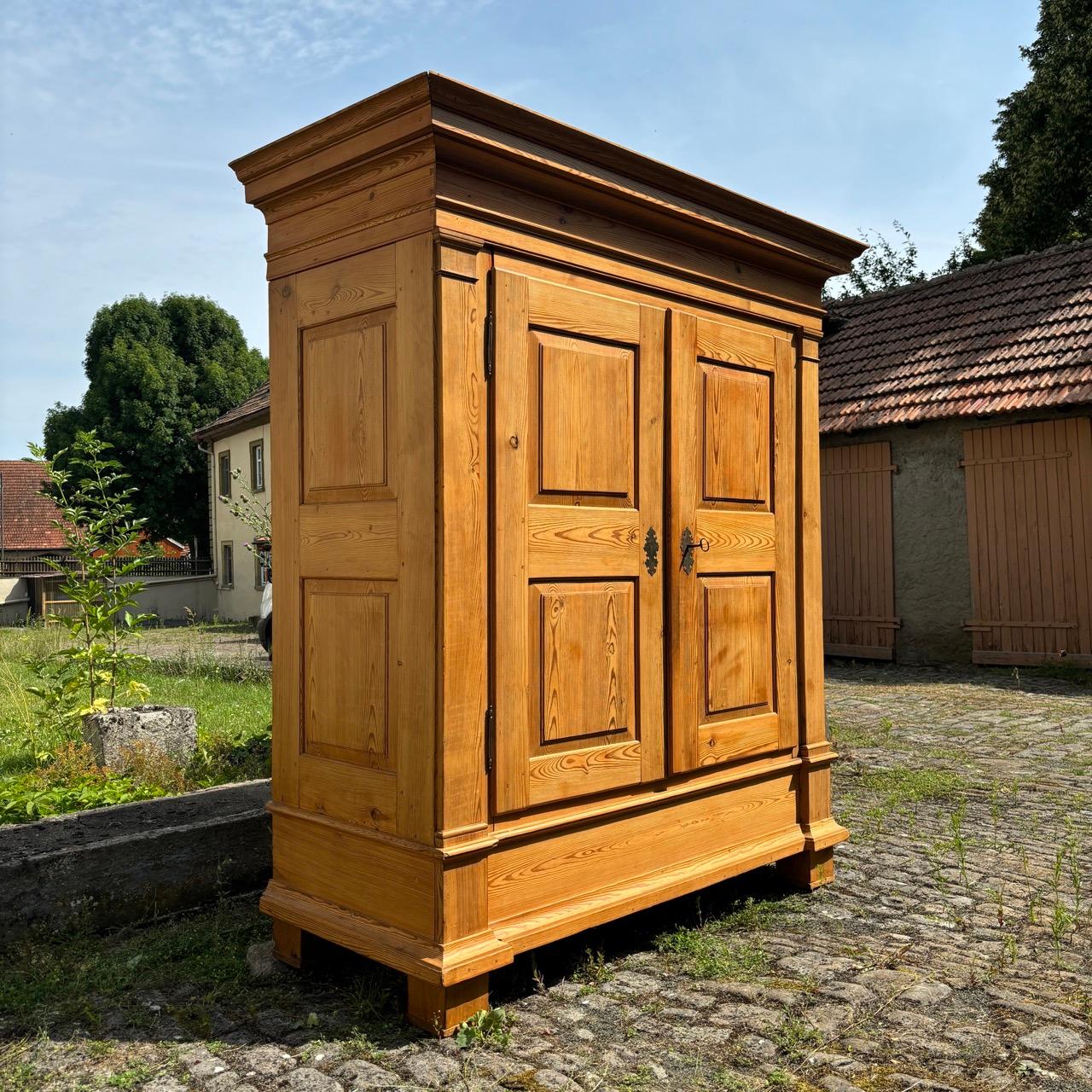 Tedesco Armadio antico per l'ingresso  Barocco del XVIII secolo  Legno dolce in vendita