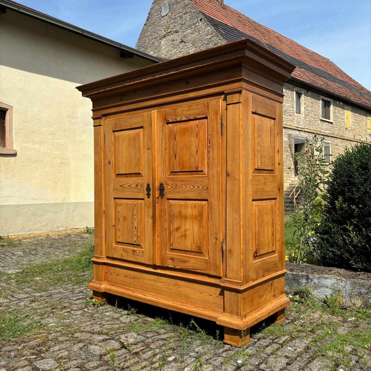 Armadio antico per l'ingresso  Barocco del XVIII secolo  Legno dolce In condizioni buone in vendita a Würzburg, DE