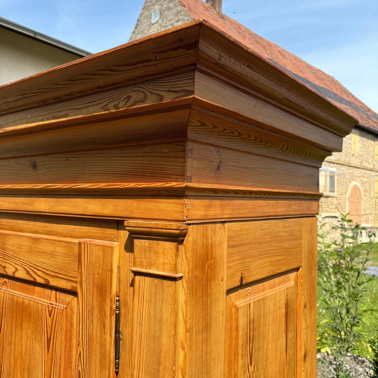 Ottone Armadio antico per l'ingresso  Barocco del XVIII secolo  Legno dolce in vendita