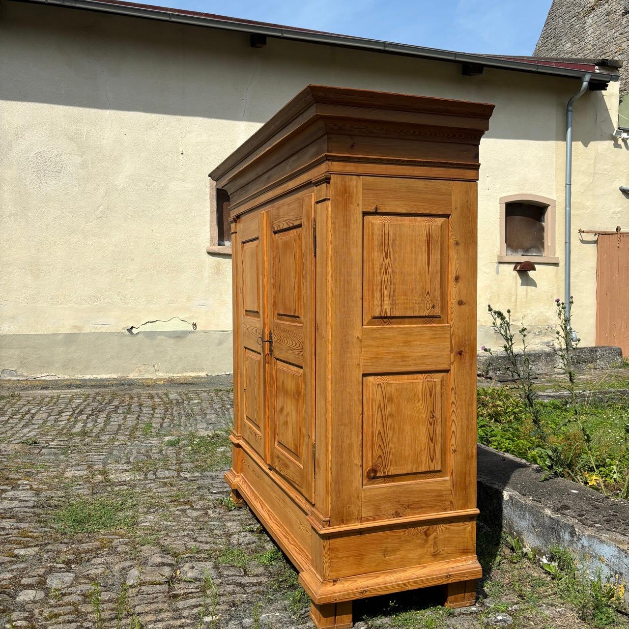 Armadio antico per l'ingresso  Barocco del XVIII secolo  Legno dolce in vendita 1