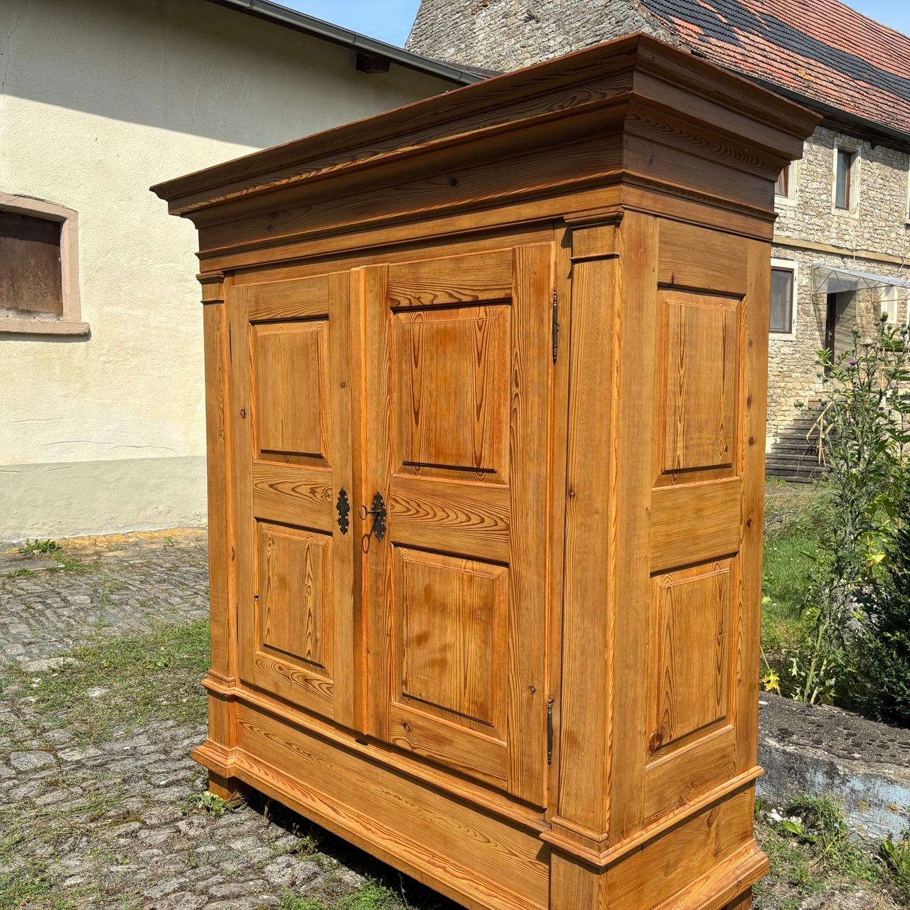 Armadio antico per l'ingresso  Barocco del XVIII secolo  Legno dolce in vendita 3