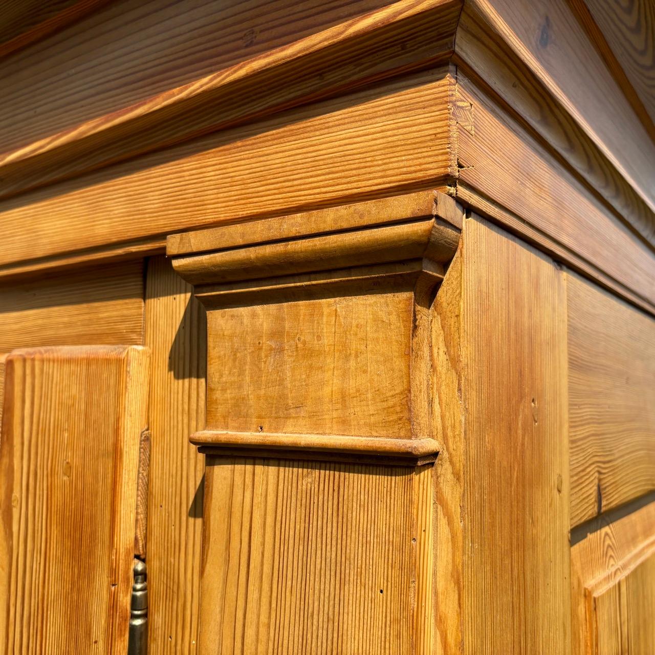 Armadio antico per l'ingresso  Barocco del XVIII secolo  Legno dolce in vendita 4