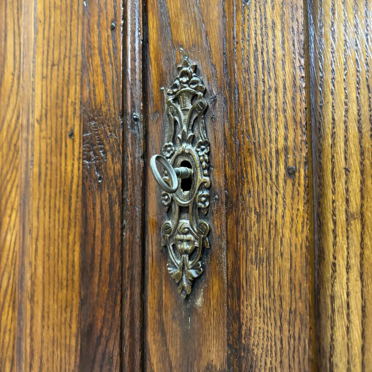 Antique hall cupboard  Baroque around 1700  Oak  Original lock & fittings 5
