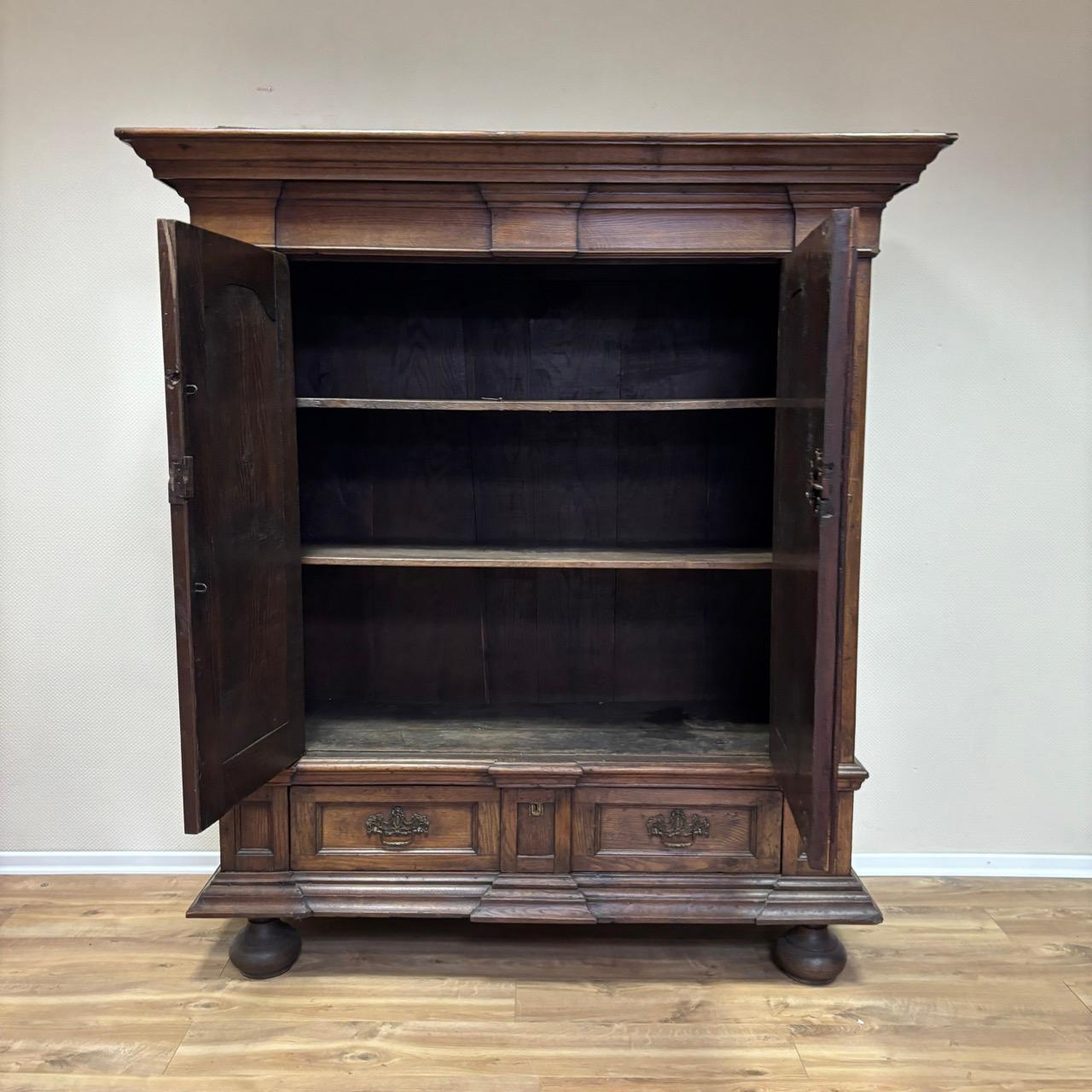 Antique hall cupboard  Baroque around 1700  Oak  Original lock & fittings 6
