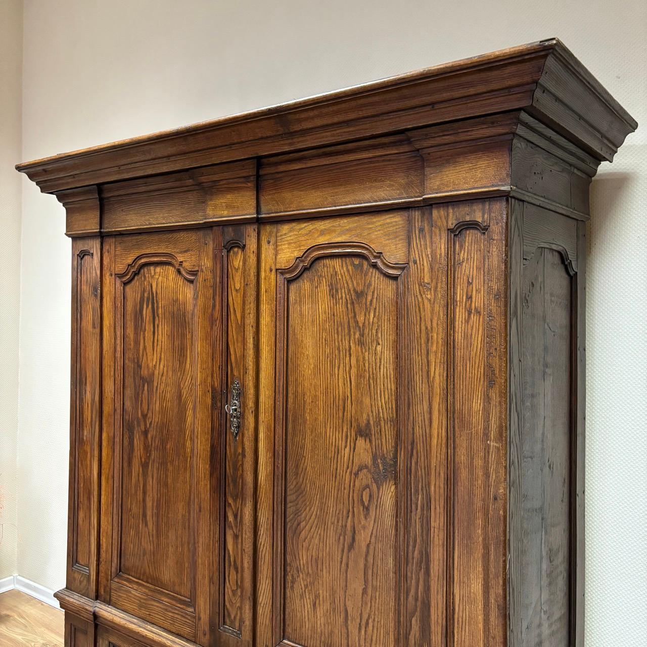 Antique hall cupboard  Baroque around 1700  Oak  Original lock & fittings In Good Condition In Würzburg, DE
