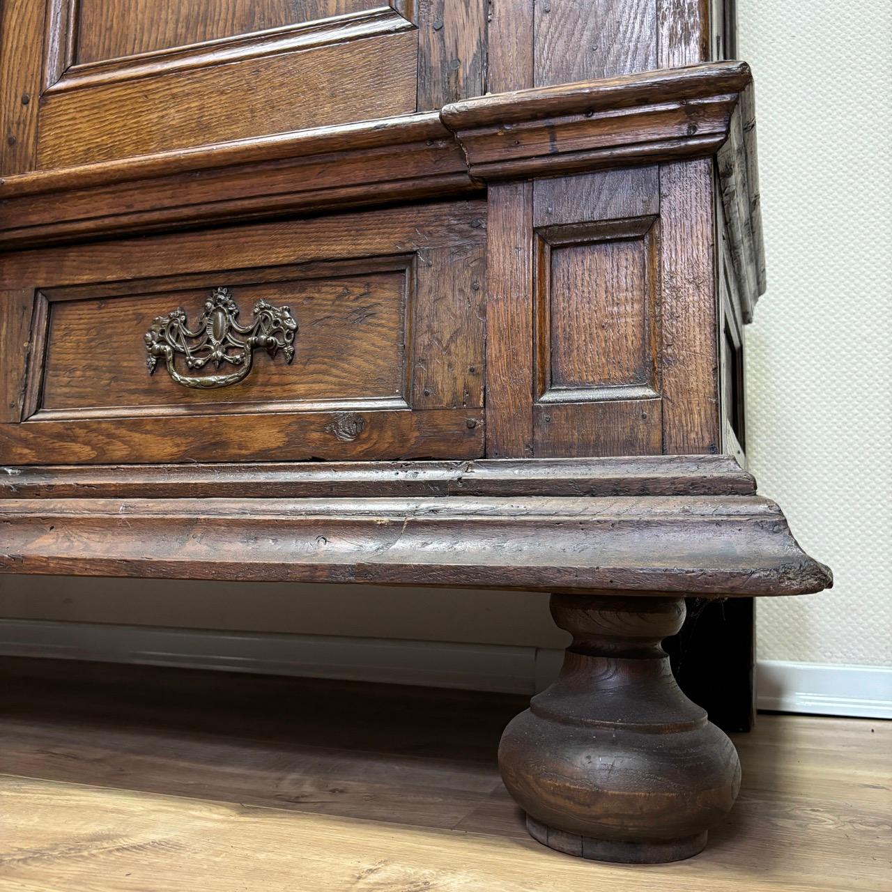 Antique hall cupboard  Baroque around 1700  Oak  Original lock & fittings 1