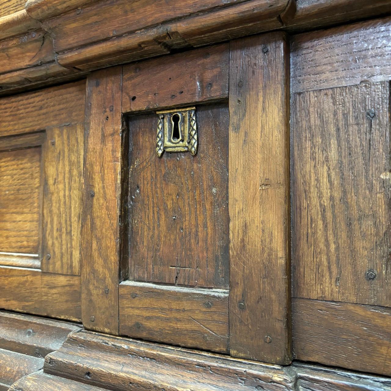 Antique hall cupboard  Baroque around 1700  Oak  Original lock & fittings 3