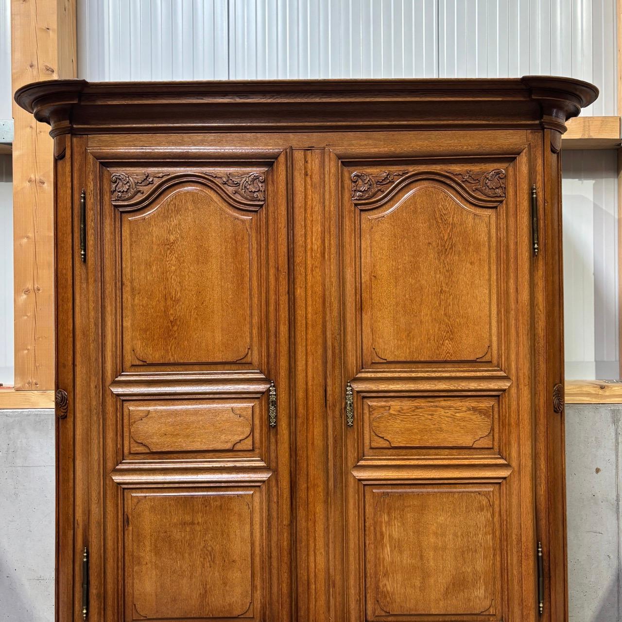 Antique Cupboard pour hall d'entrée  France 18e siècle  Louis Seize  12 coffres en vente 4