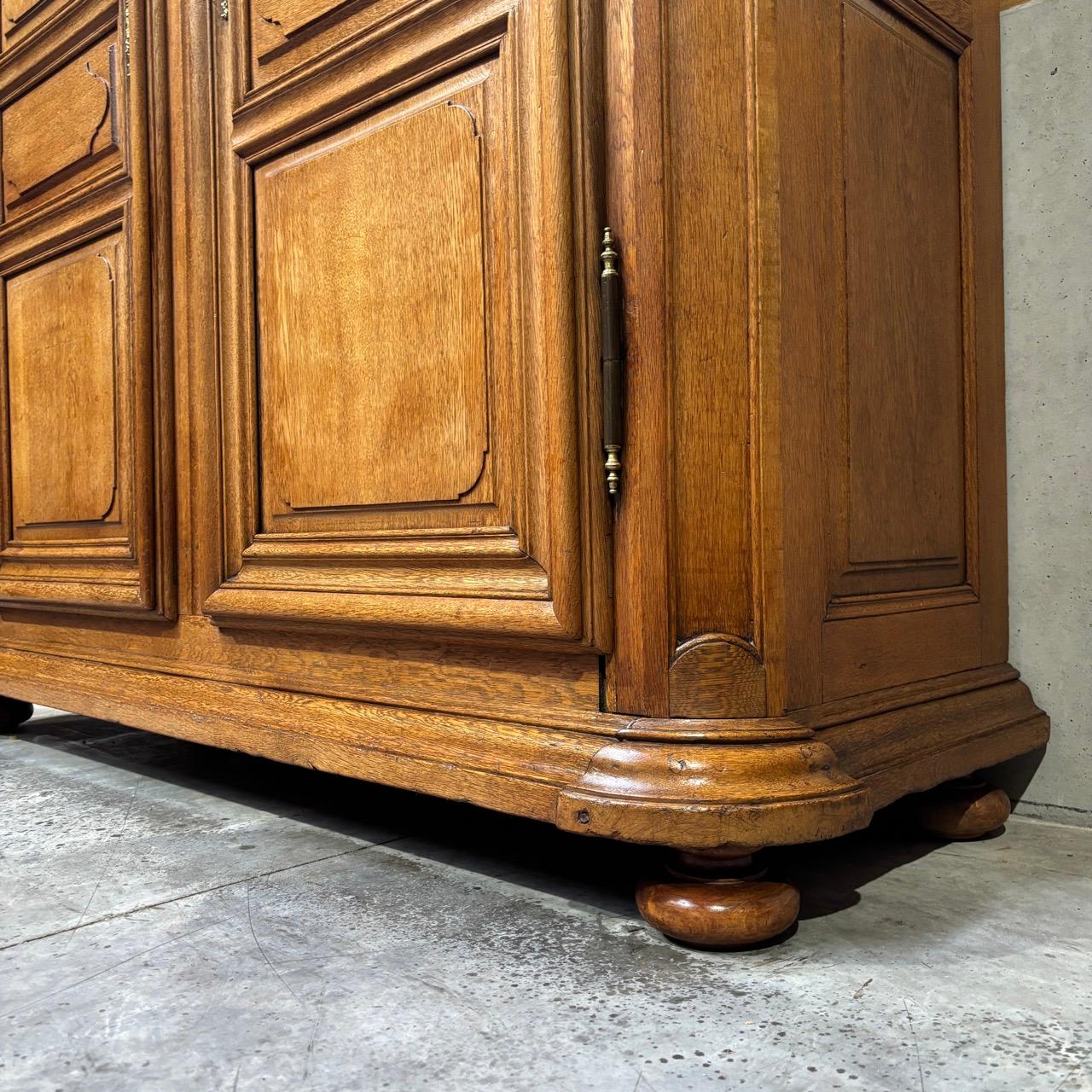 Antique Cupboard pour hall d'entrée  France 18e siècle  Louis Seize  12 coffres en vente 7