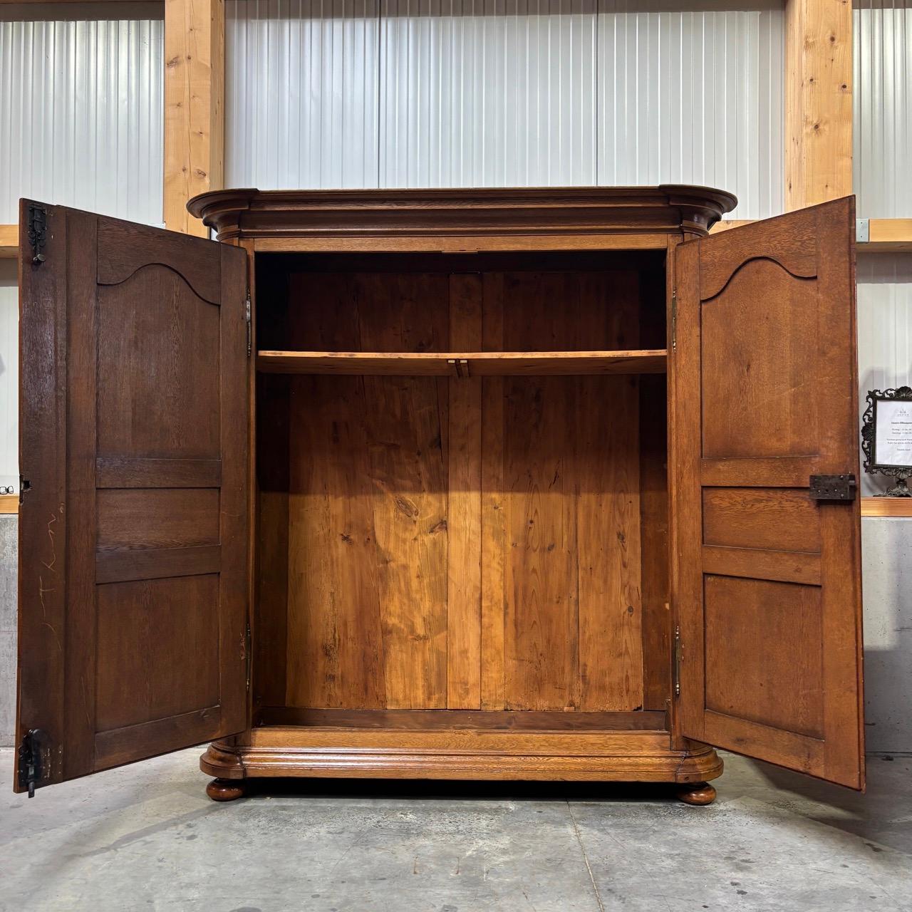 Antique Cupboard pour hall d'entrée  France 18e siècle  Louis Seize  12 coffres en vente 10