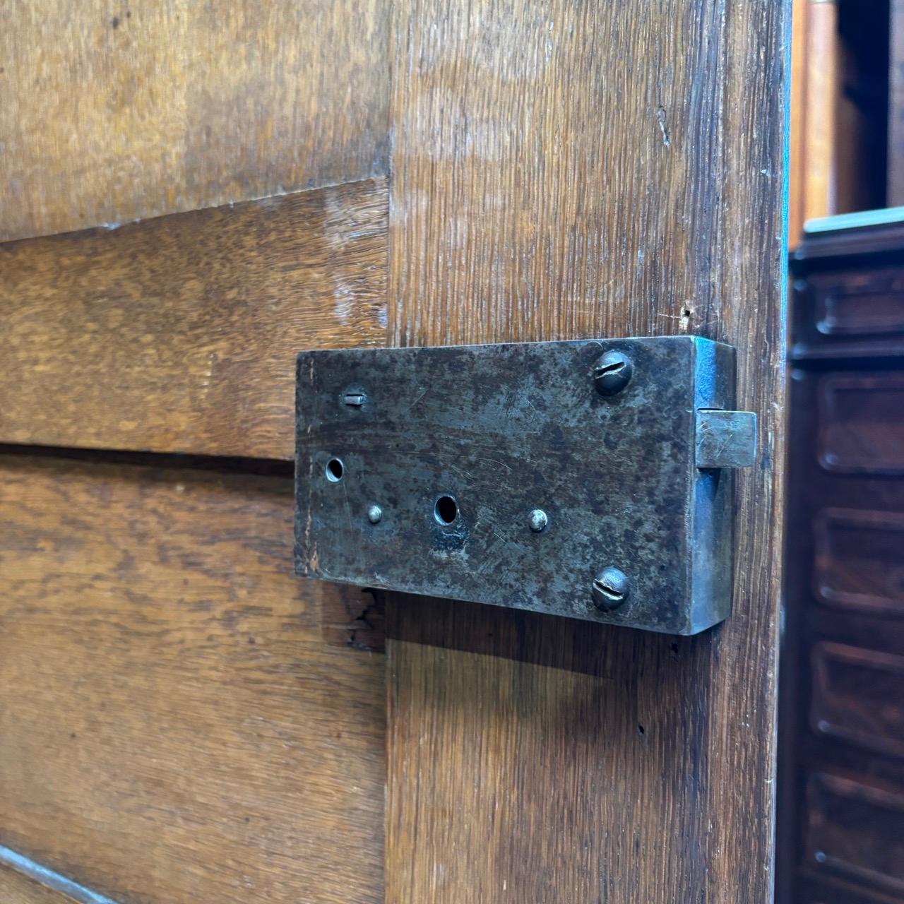 Antique Cupboard pour hall d'entrée  France 18e siècle  Louis Seize  12 coffres en vente 12