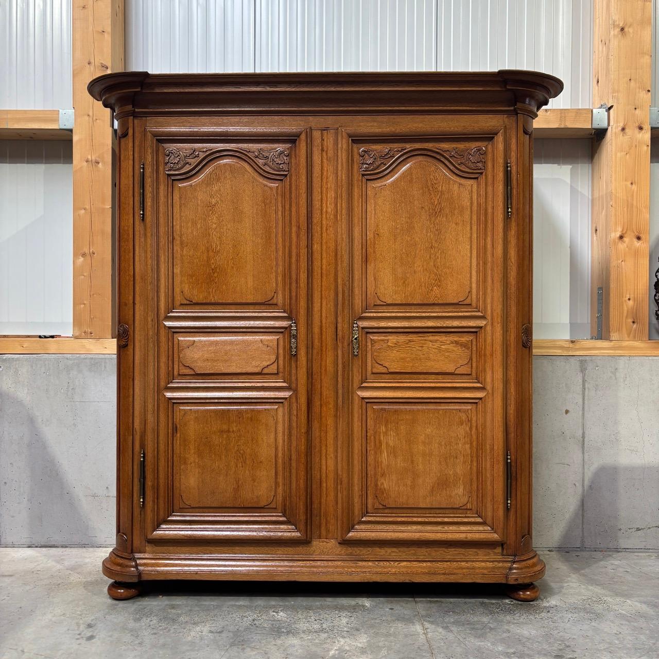 ✓ Une présence impressionnante
✓ Construction solide
✓ Décorations classiques

Dimensions : L : 204cm H : 218cm P : 74cm L : 204cm H : 218cm P : 74cm
Dimensions intérieures : L : 174cm H : 204cm P : 54cm

Article :  Armoire ancienne  armoire du hall