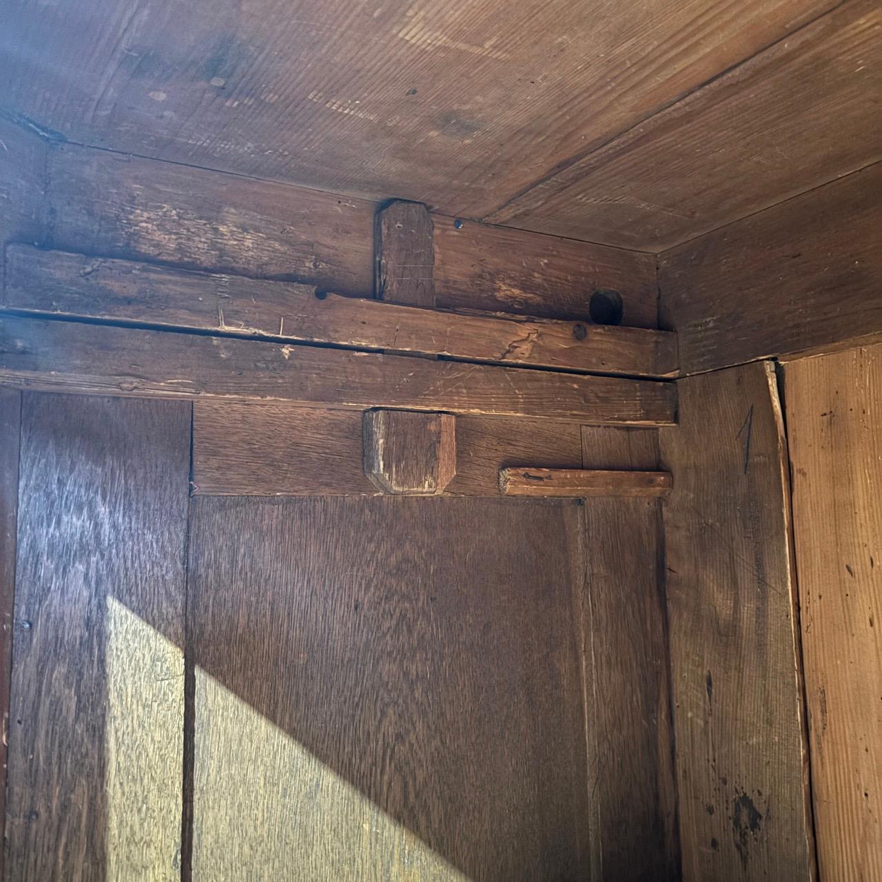 Antique Cupboard pour hall d'entrée  France 18e siècle  Louis Seize  12 coffres en vente 13