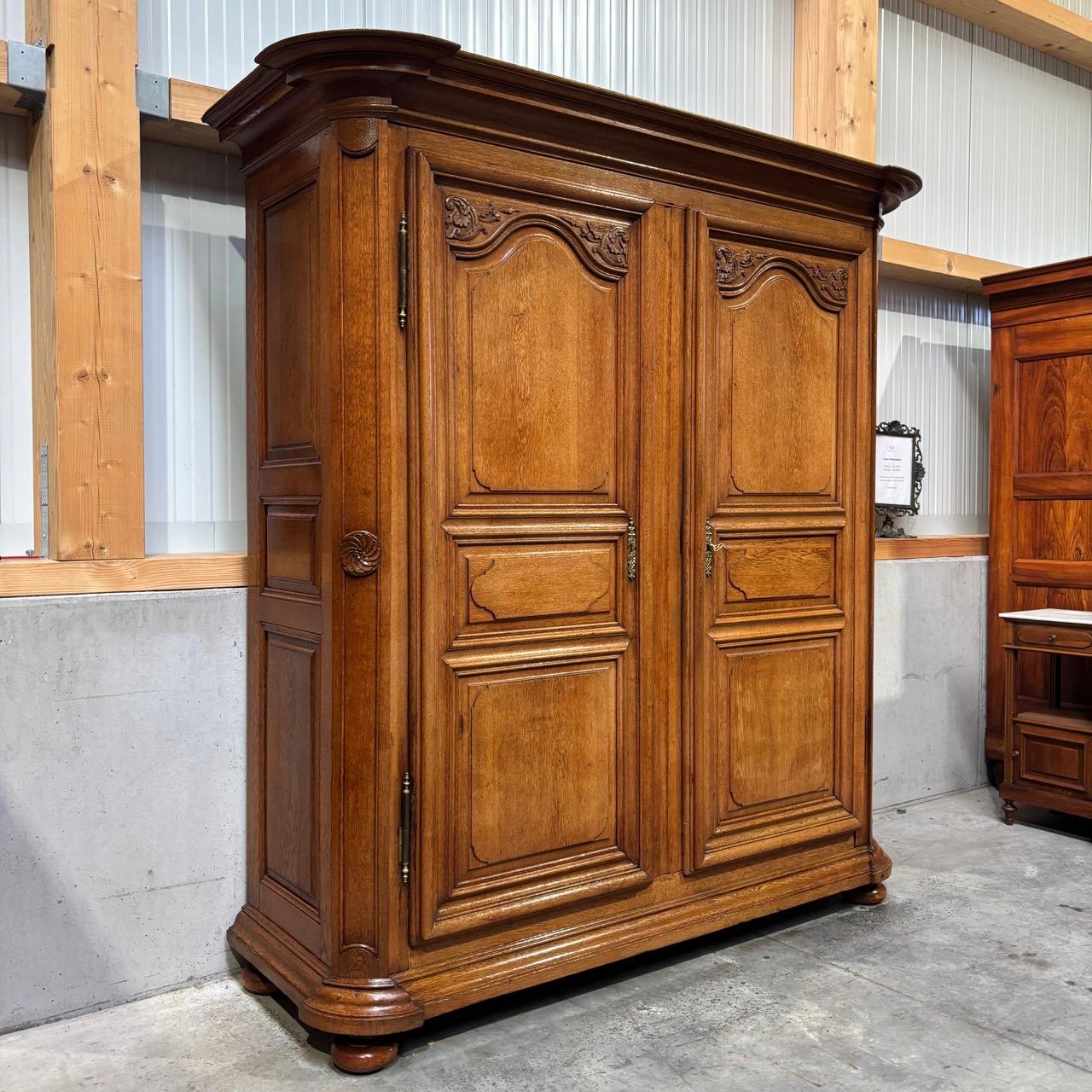 Louis XVI Antique Cupboard pour hall d'entrée  France 18e siècle  Louis Seize  12 coffres en vente