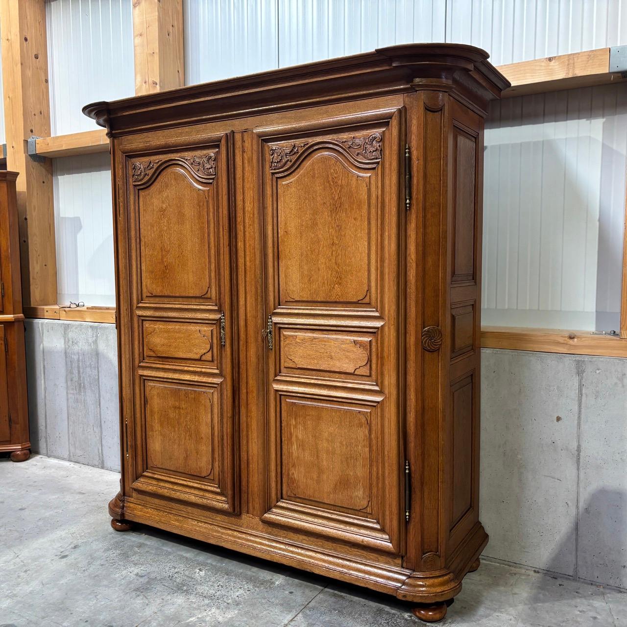 XVIIIe siècle Antique Cupboard pour hall d'entrée  France 18e siècle  Louis Seize  12 coffres en vente