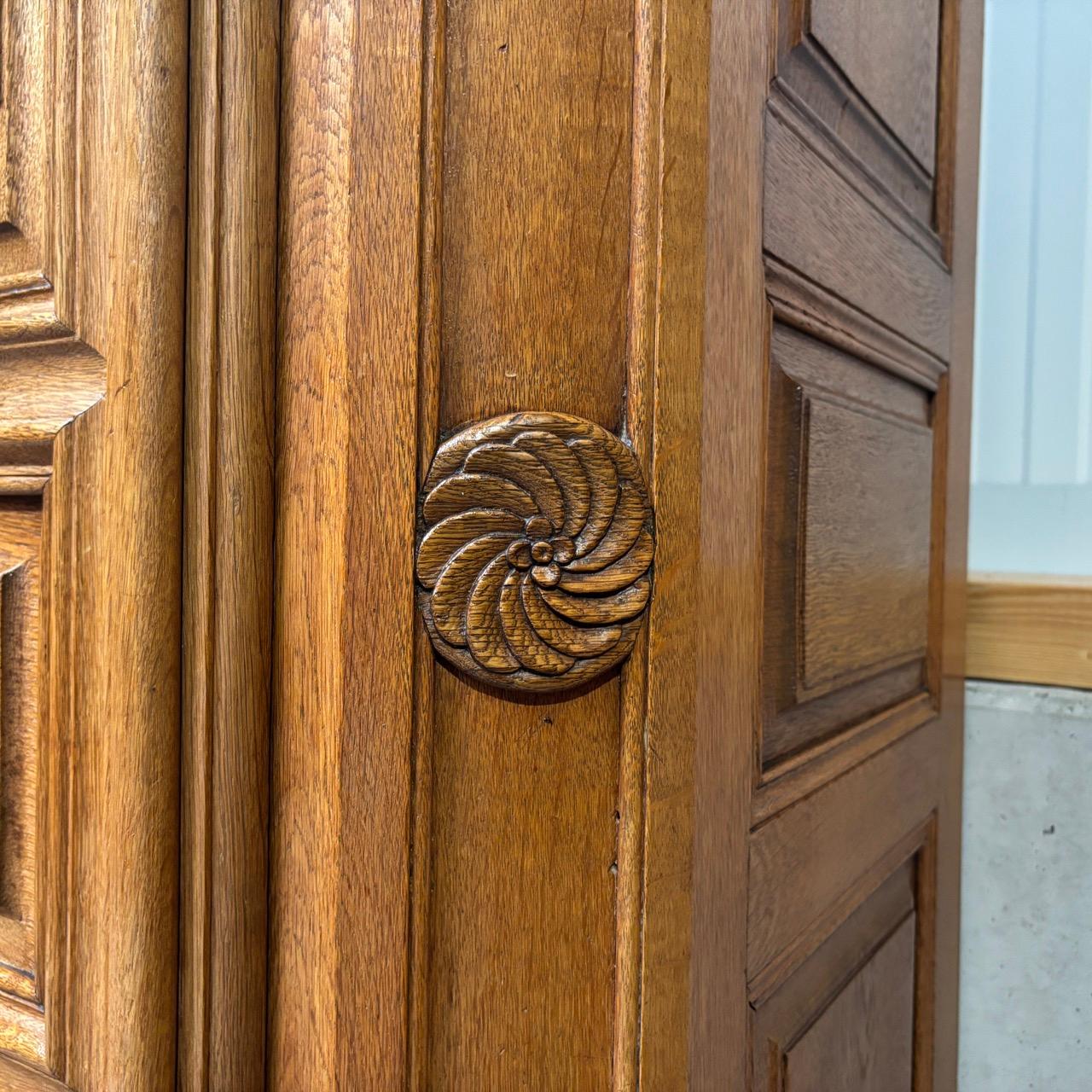 Laiton Antique Cupboard pour hall d'entrée  France 18e siècle  Louis Seize  12 coffres en vente