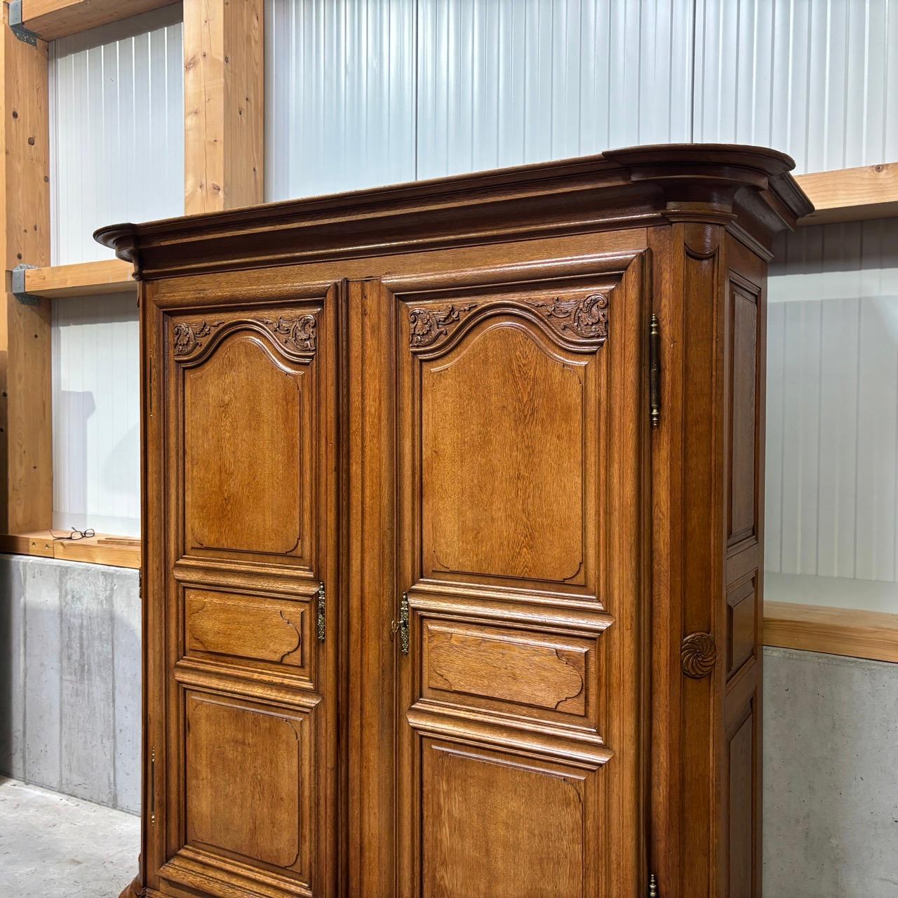 Antique Cupboard pour hall d'entrée  France 18e siècle  Louis Seize  12 coffres en vente 1